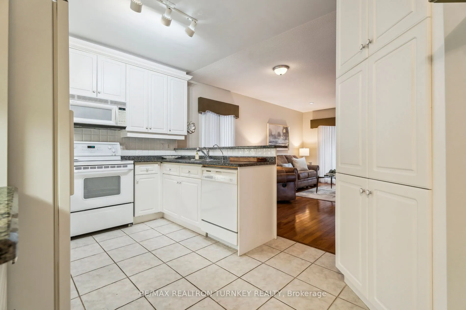 42 Sunset Boulevard, #32