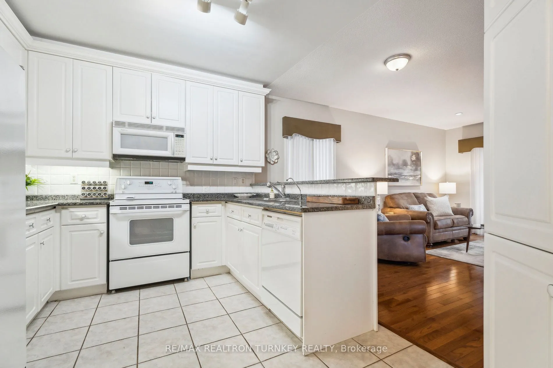 42 Sunset Boulevard, #32