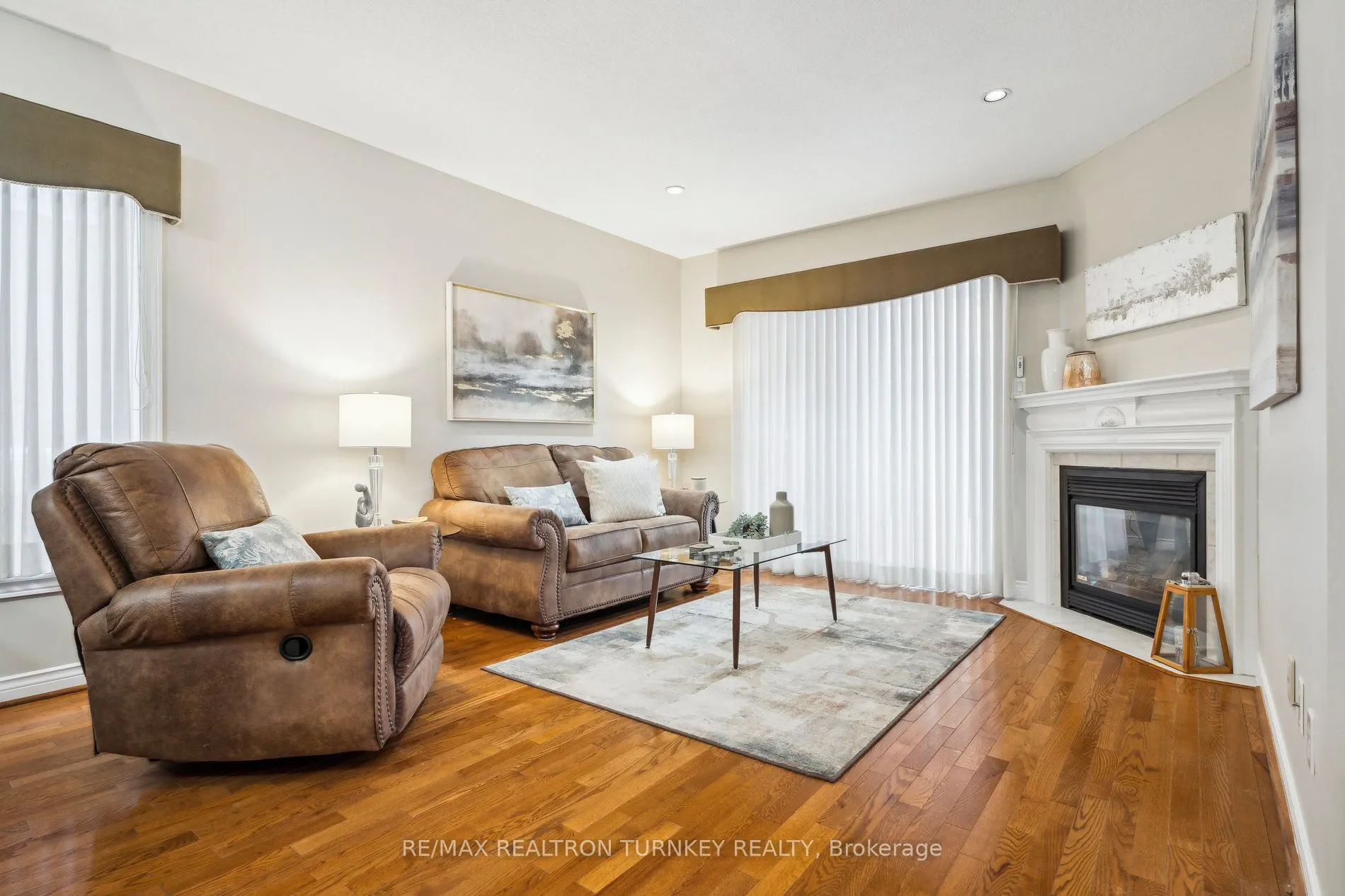 42 Sunset Boulevard, #32