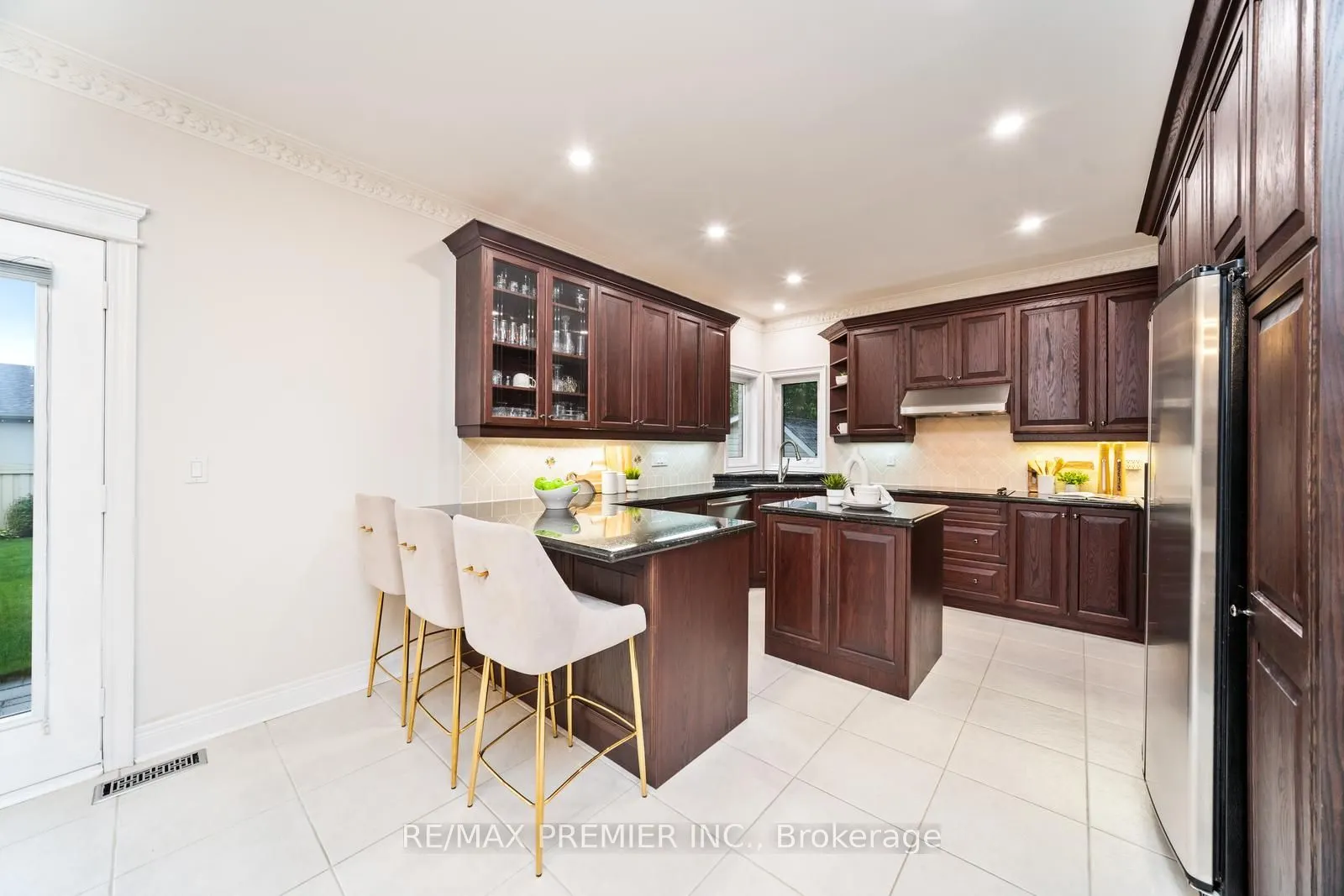 28 Babak Boulevard