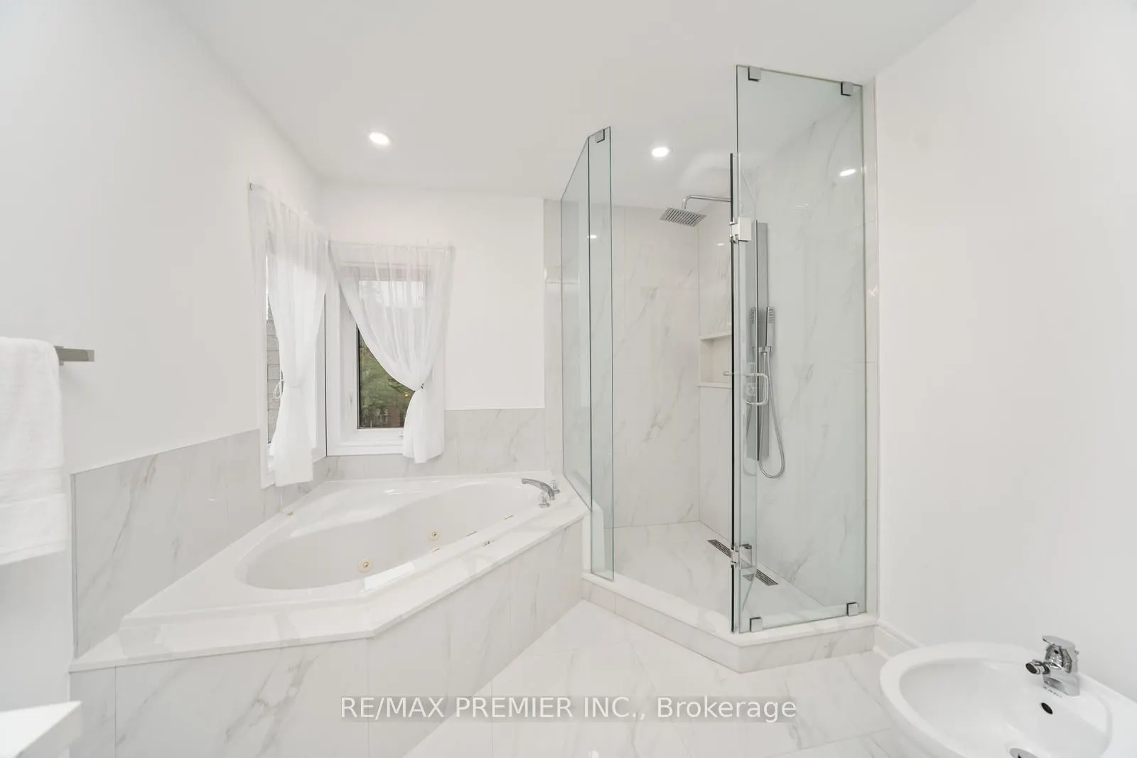 28 Babak Boulevard