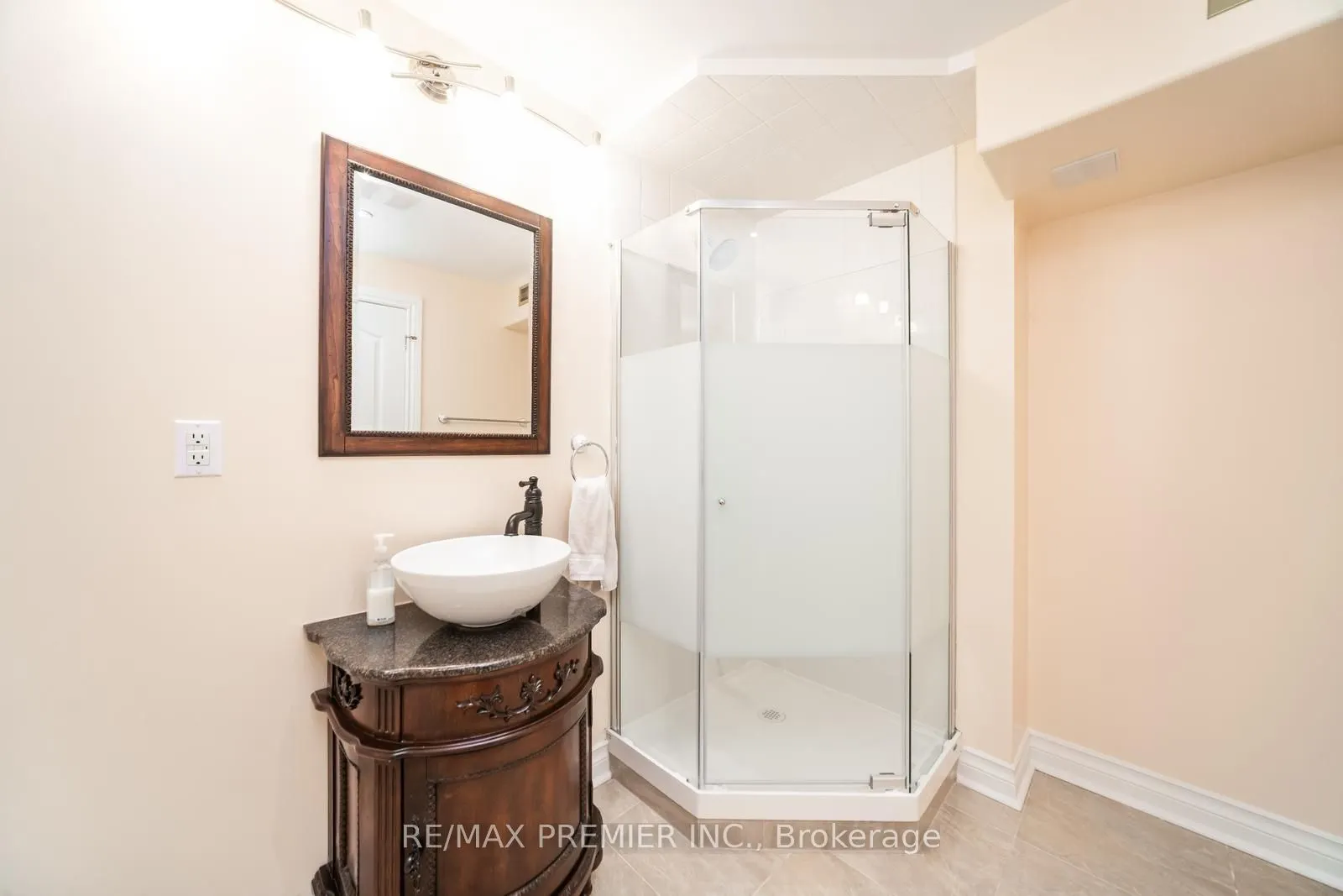 28 Babak Boulevard