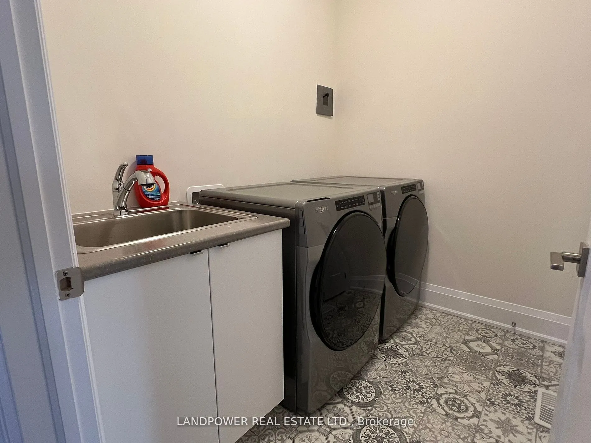 29 Schmeltzer Crescent