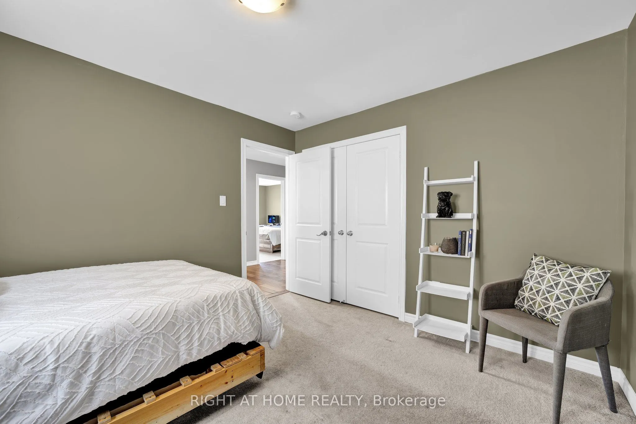 40 Ridge Gate Crescent