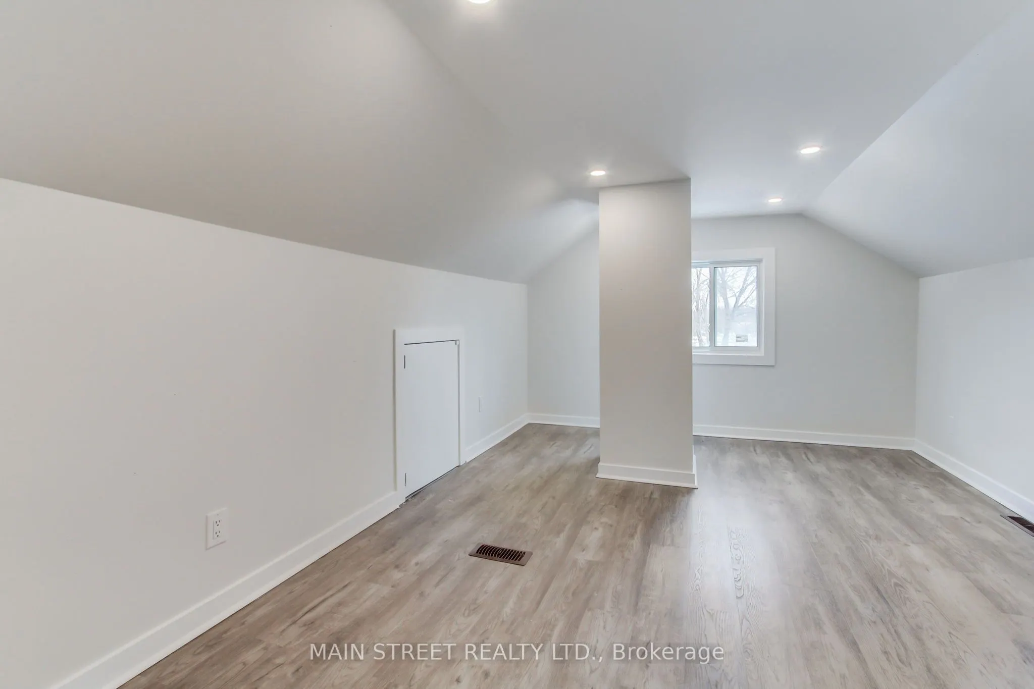 260 The Queensway Road S