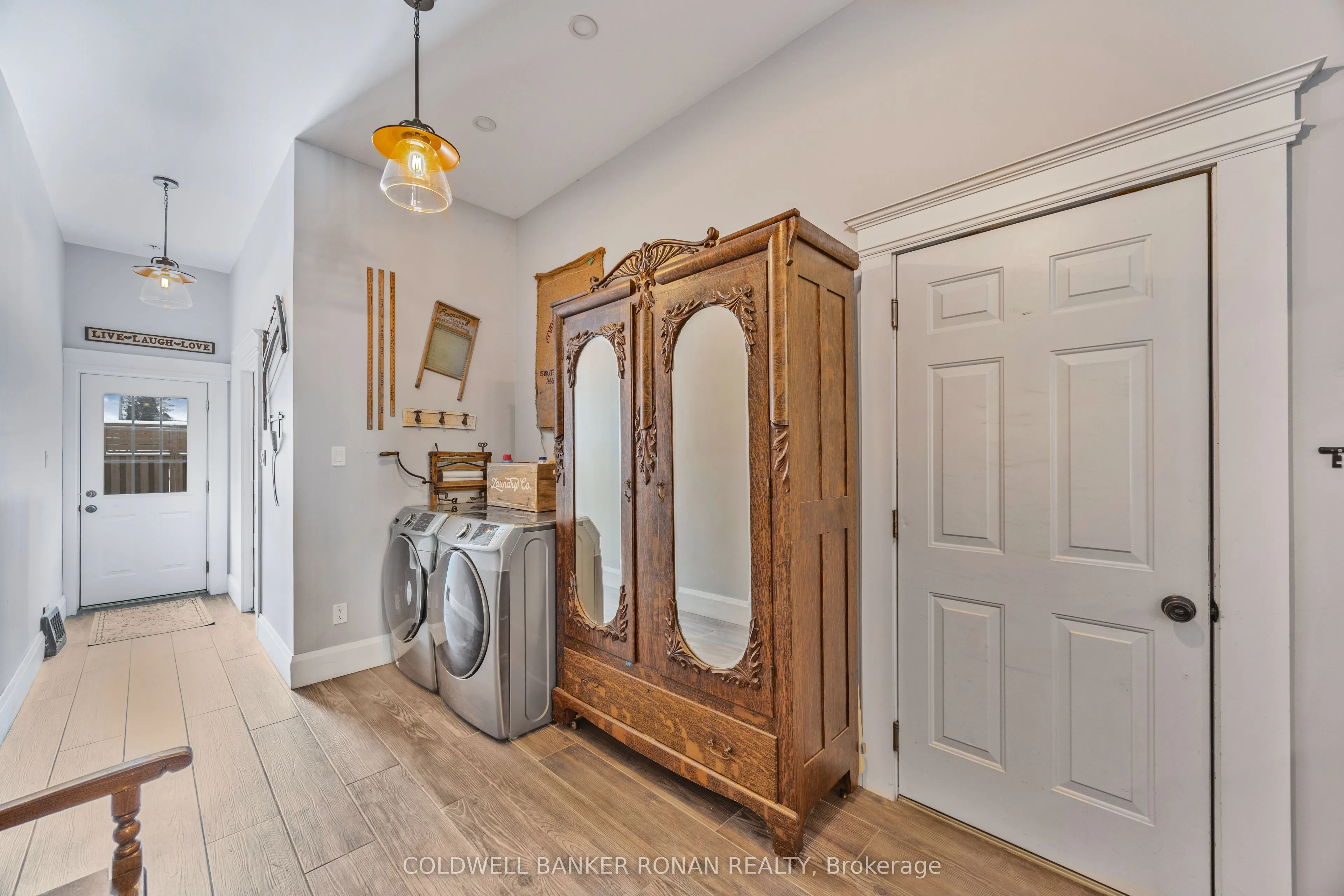 54 Nelson Street W