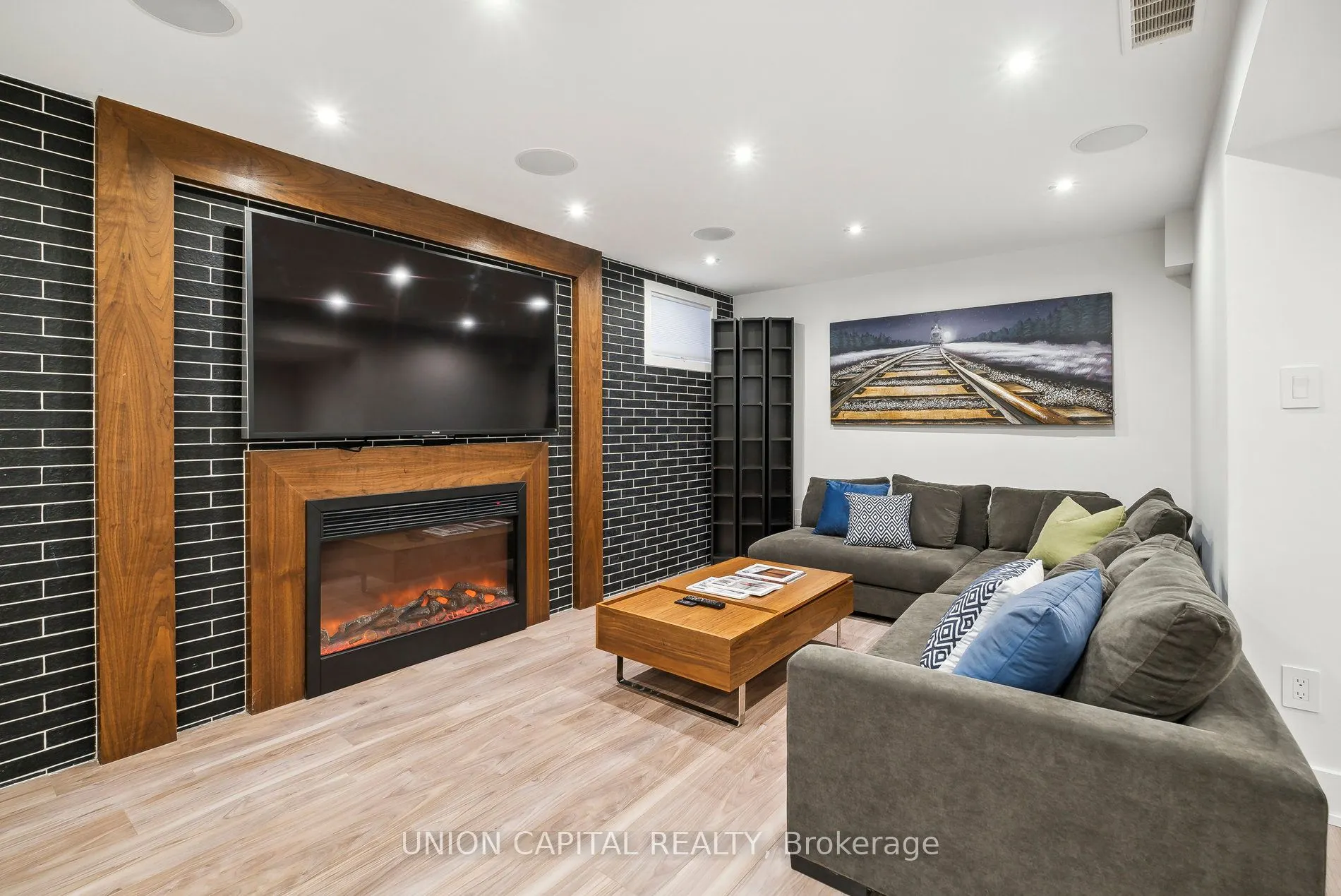 82 Queenston Crescent