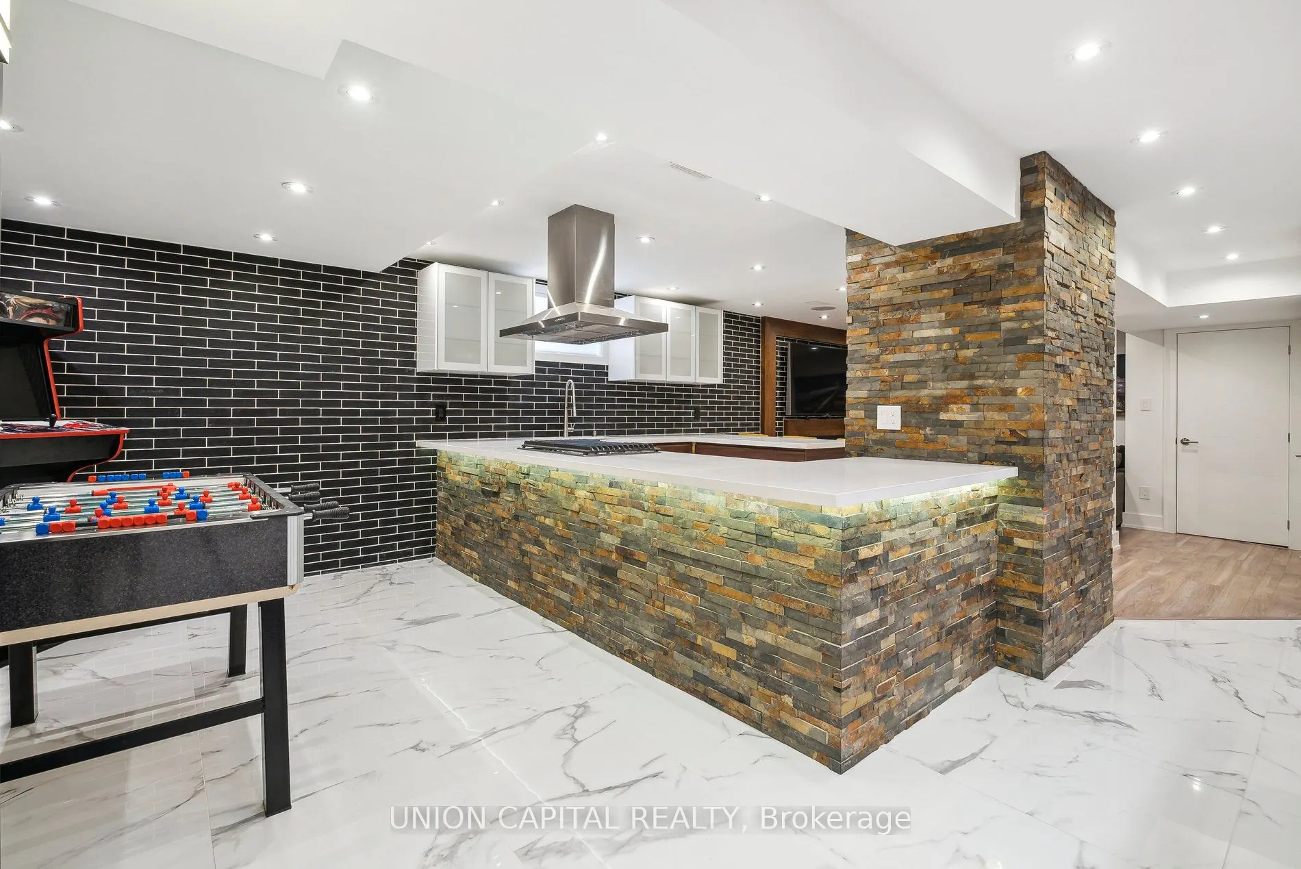 82 Queenston Crescent