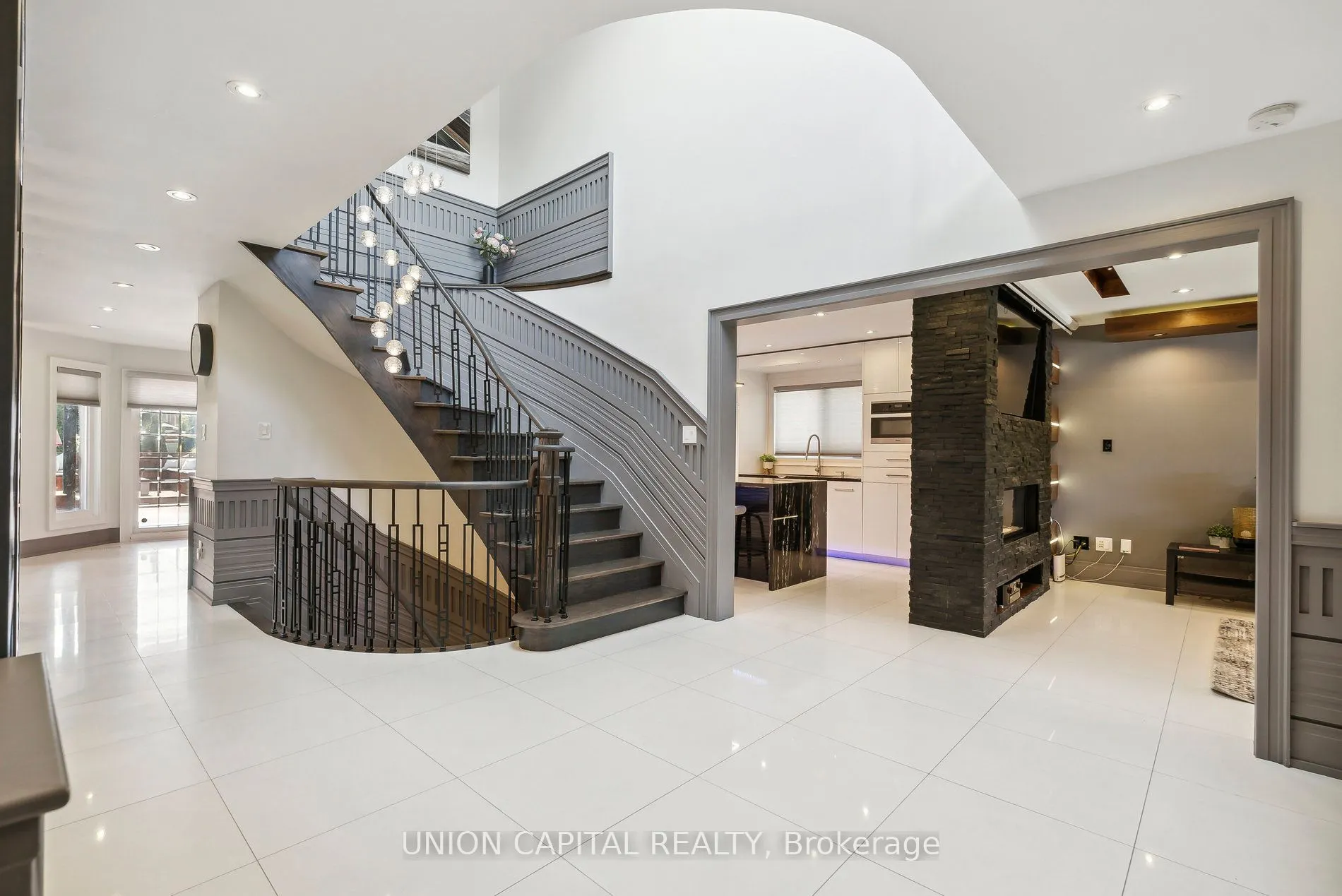82 Queenston Crescent