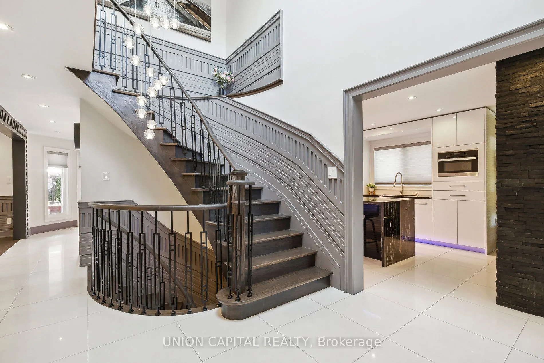 82 Queenston Crescent