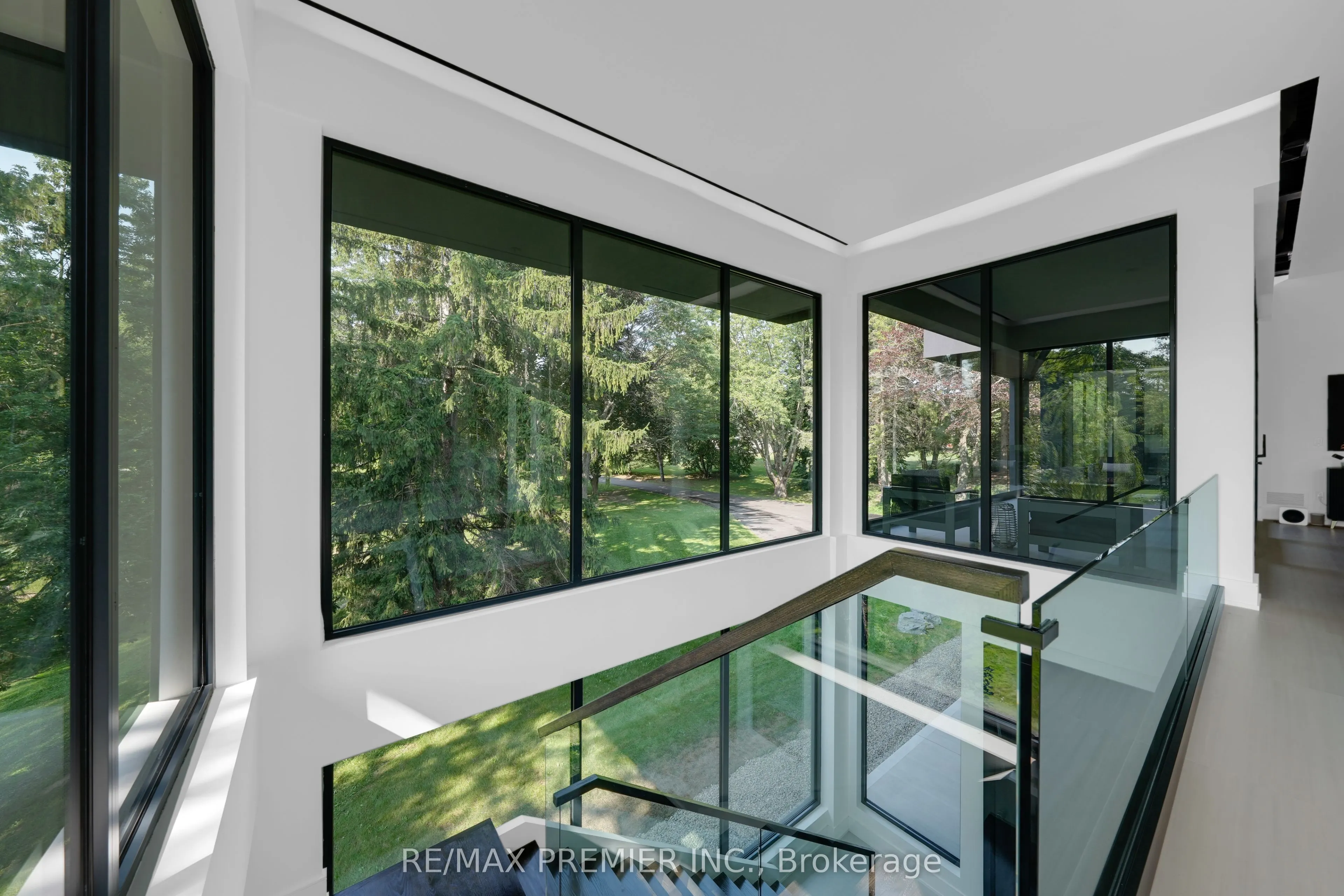 350 Kingscross Drive