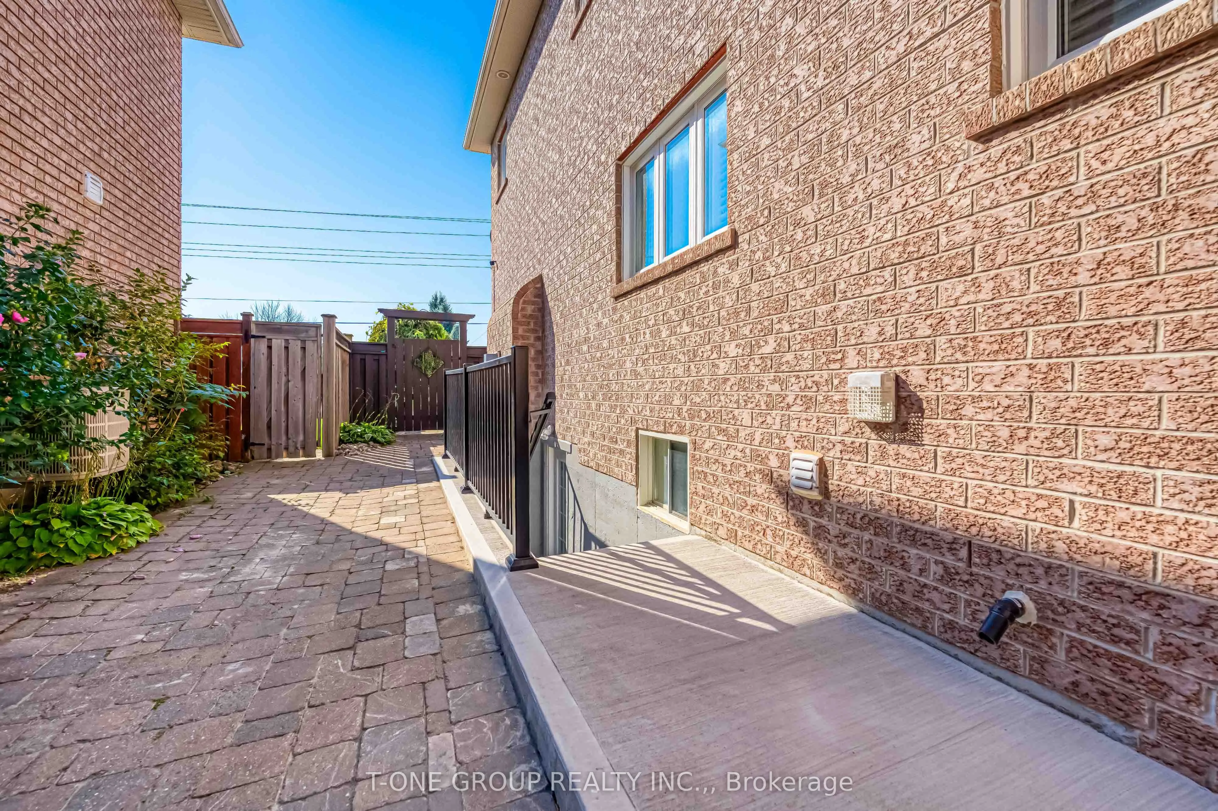 11 Saint Avenue