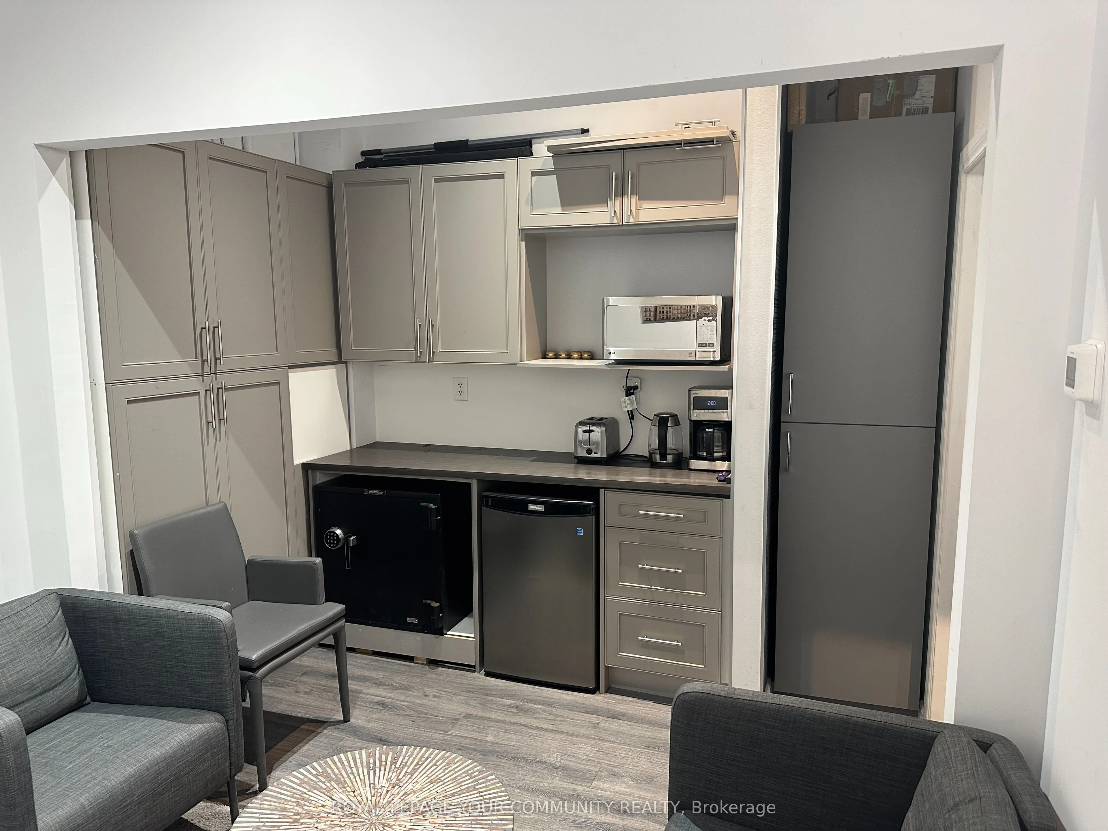 7181 Yonge Street, #18