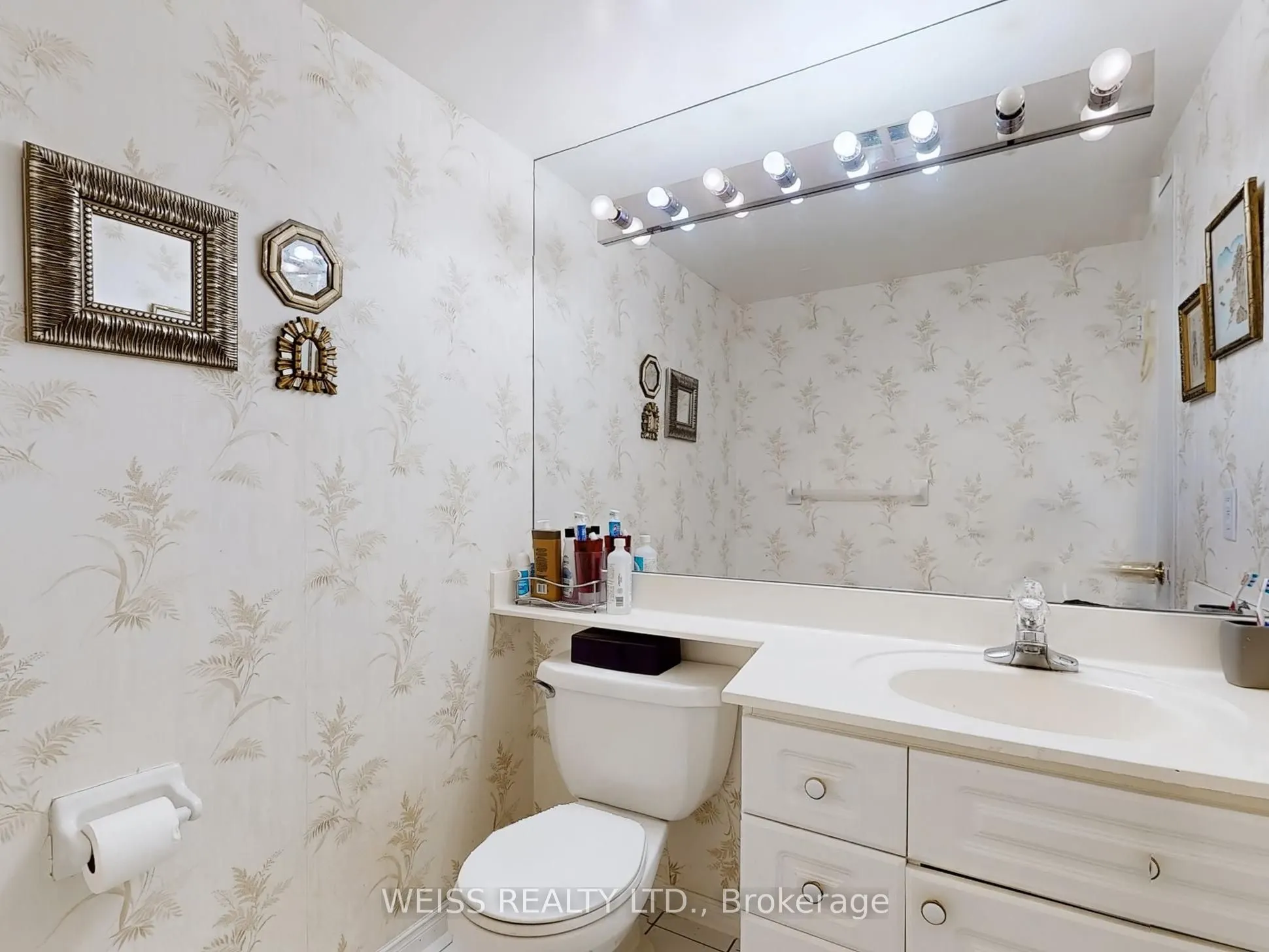 11 Townsgate Drive #401
