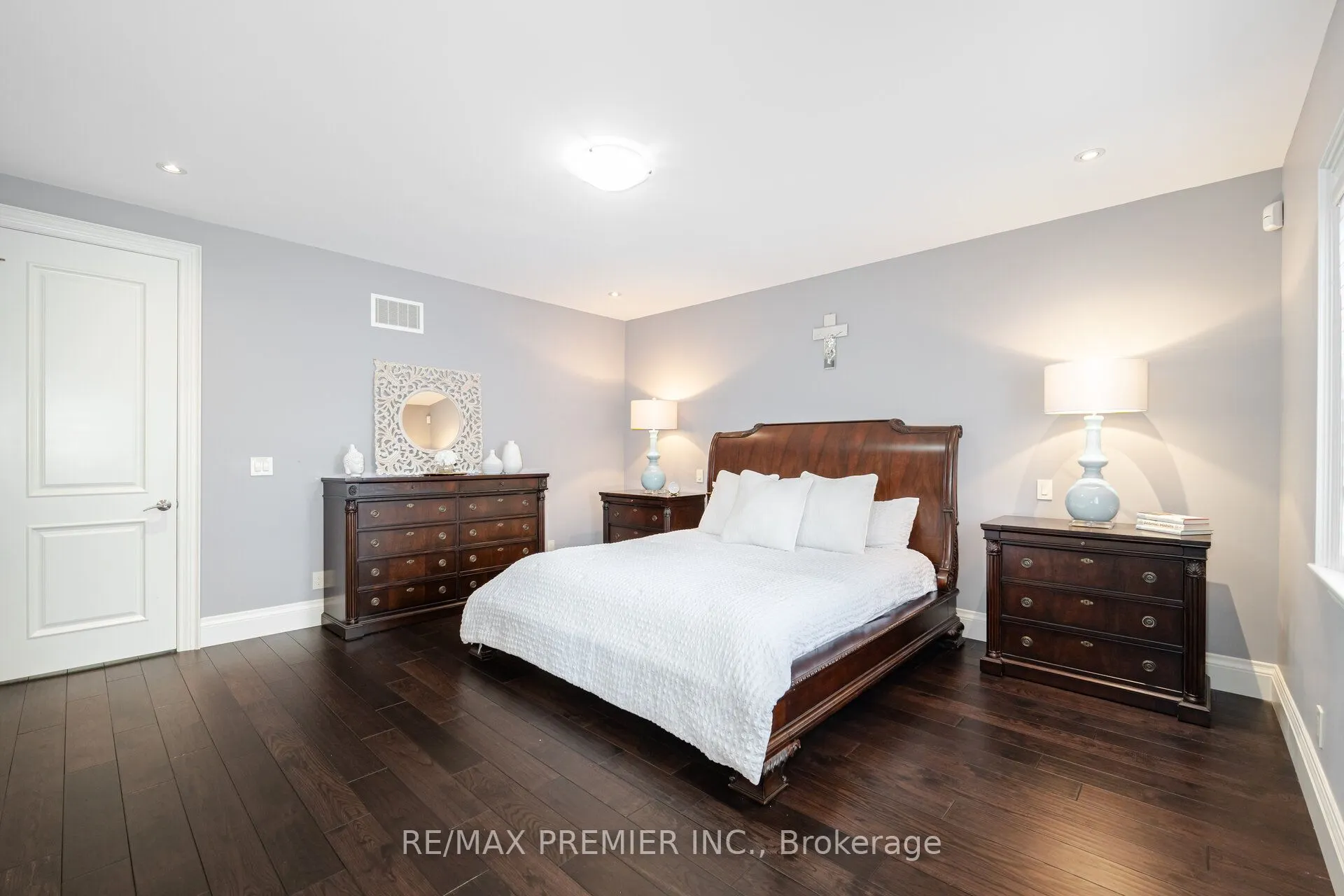 28 Ellerby Square N