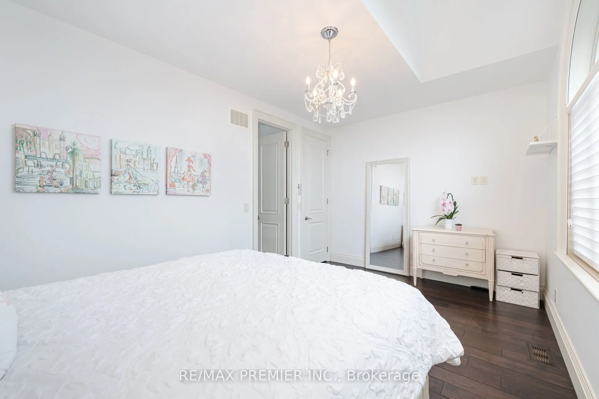 28 Ellerby Square N