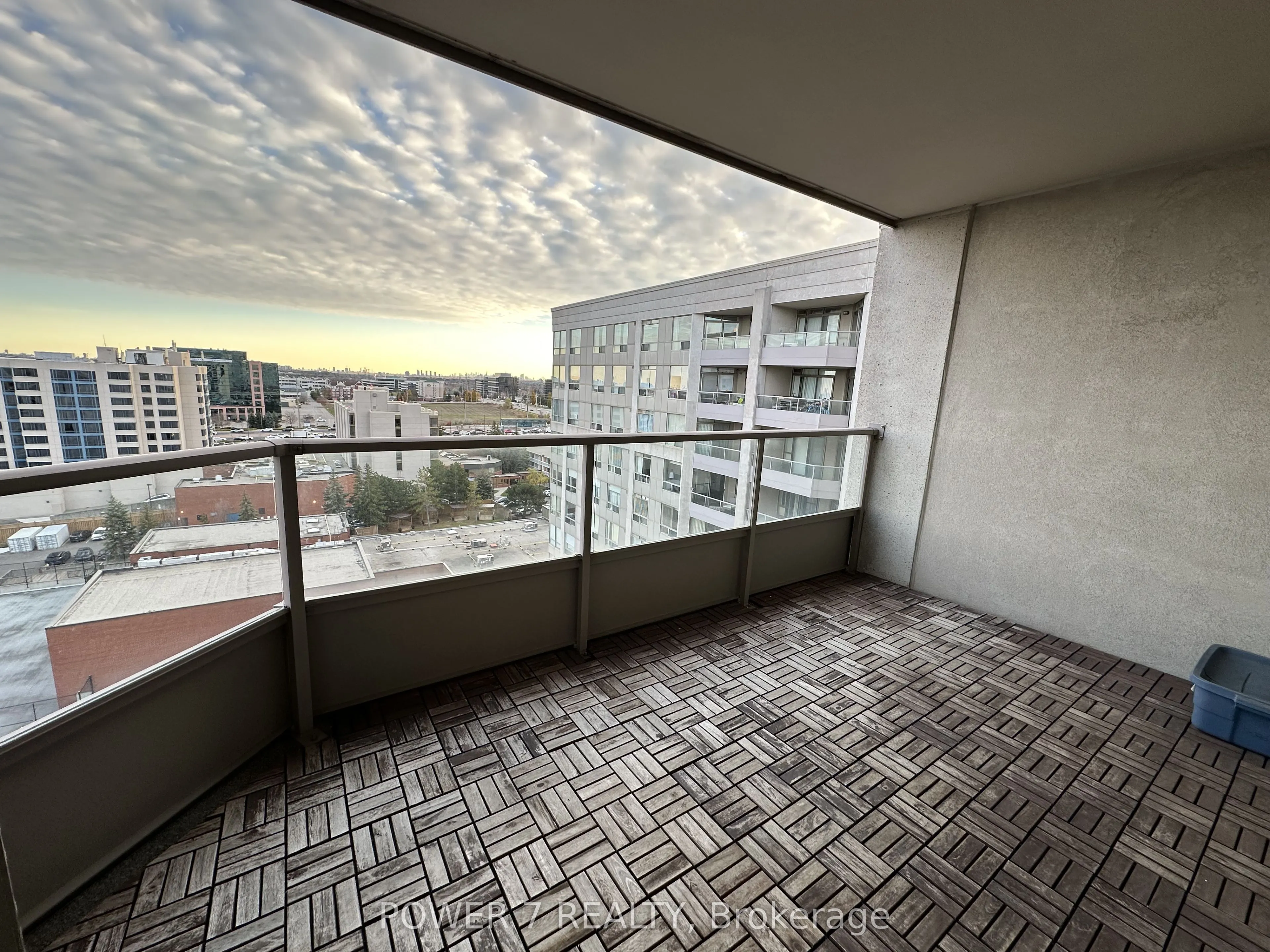 9015 Leslie Street, #LPH18