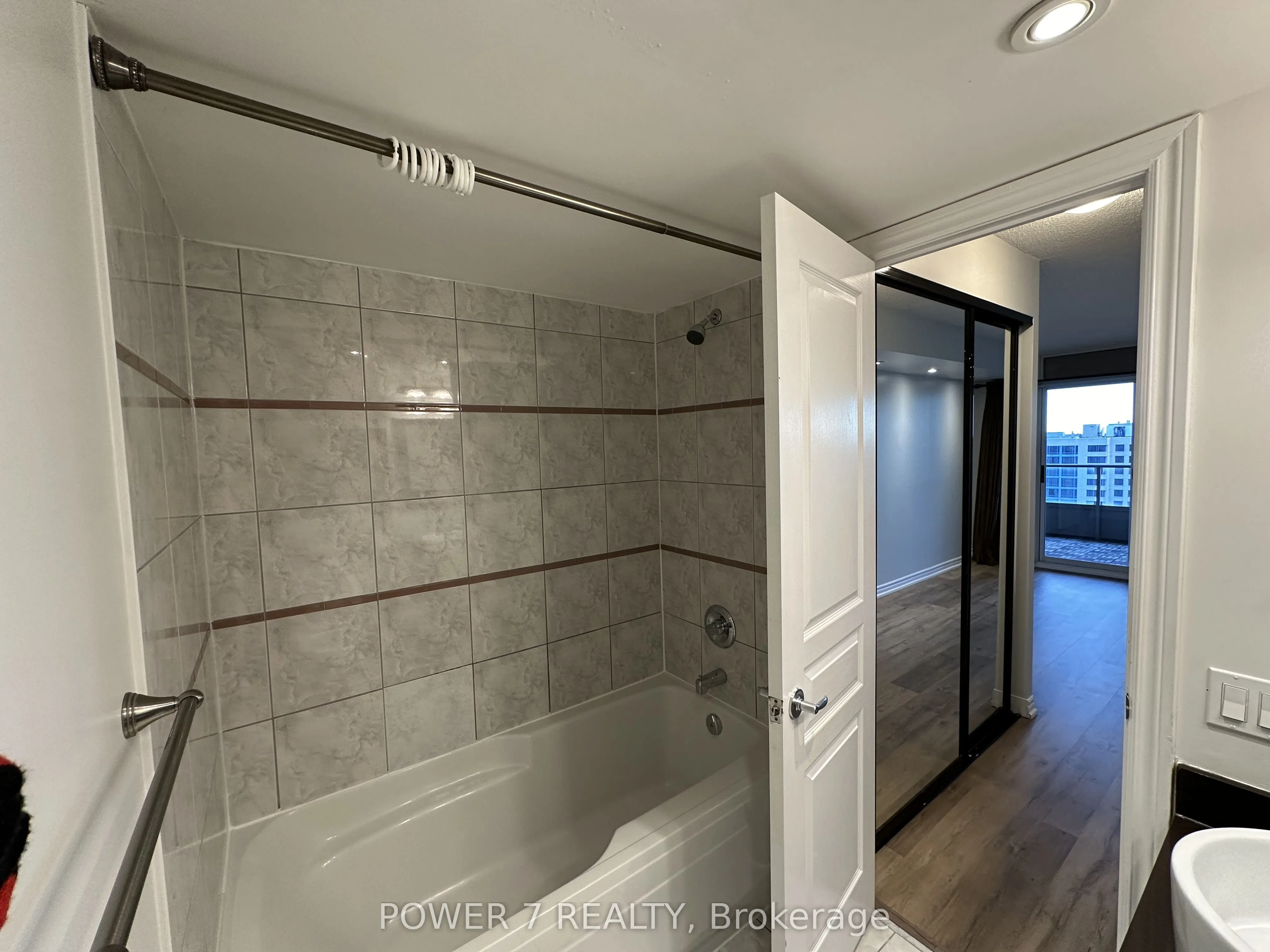 9015 Leslie Street, #LPH18