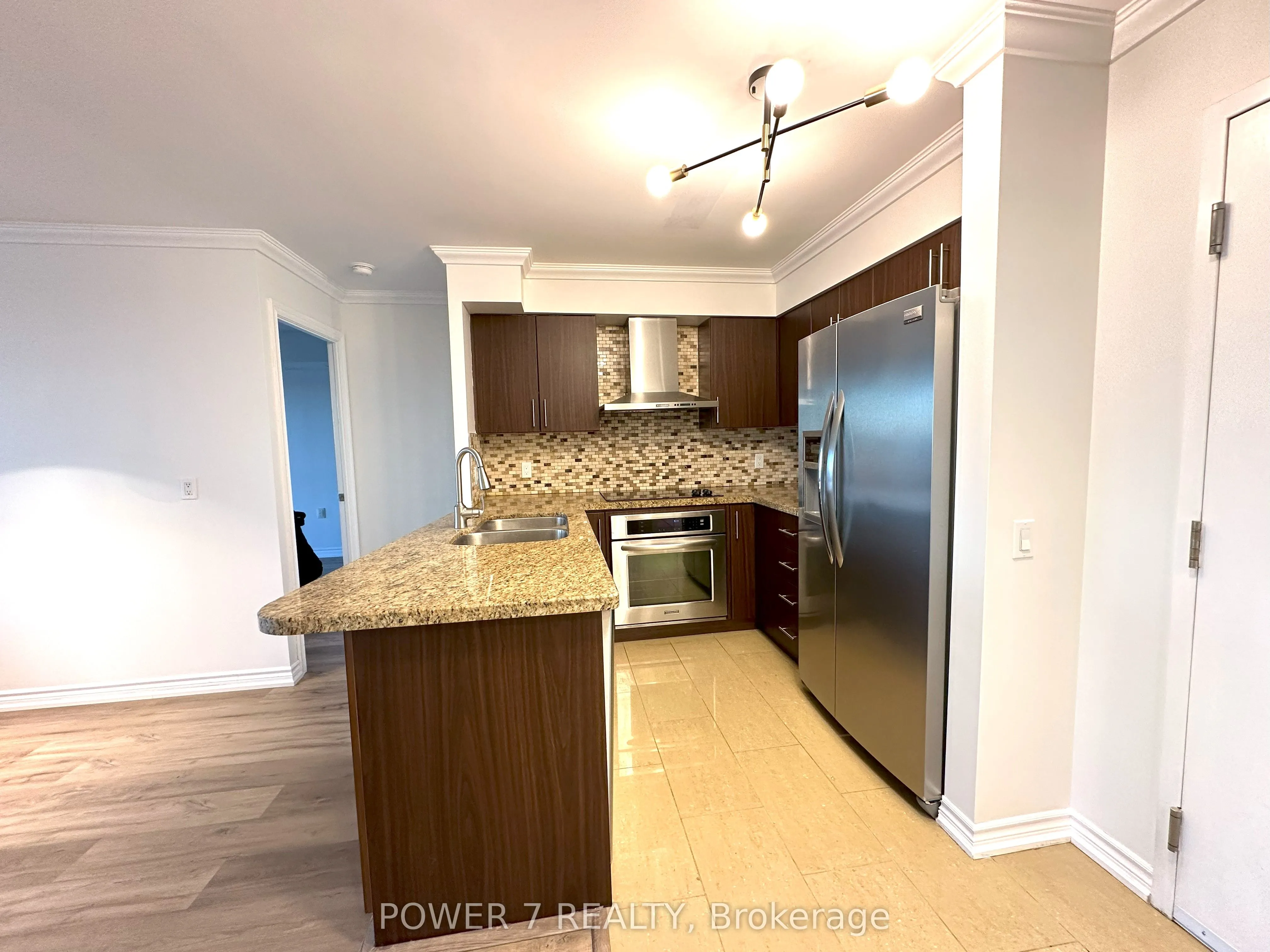 9015 Leslie Street, #LPH18