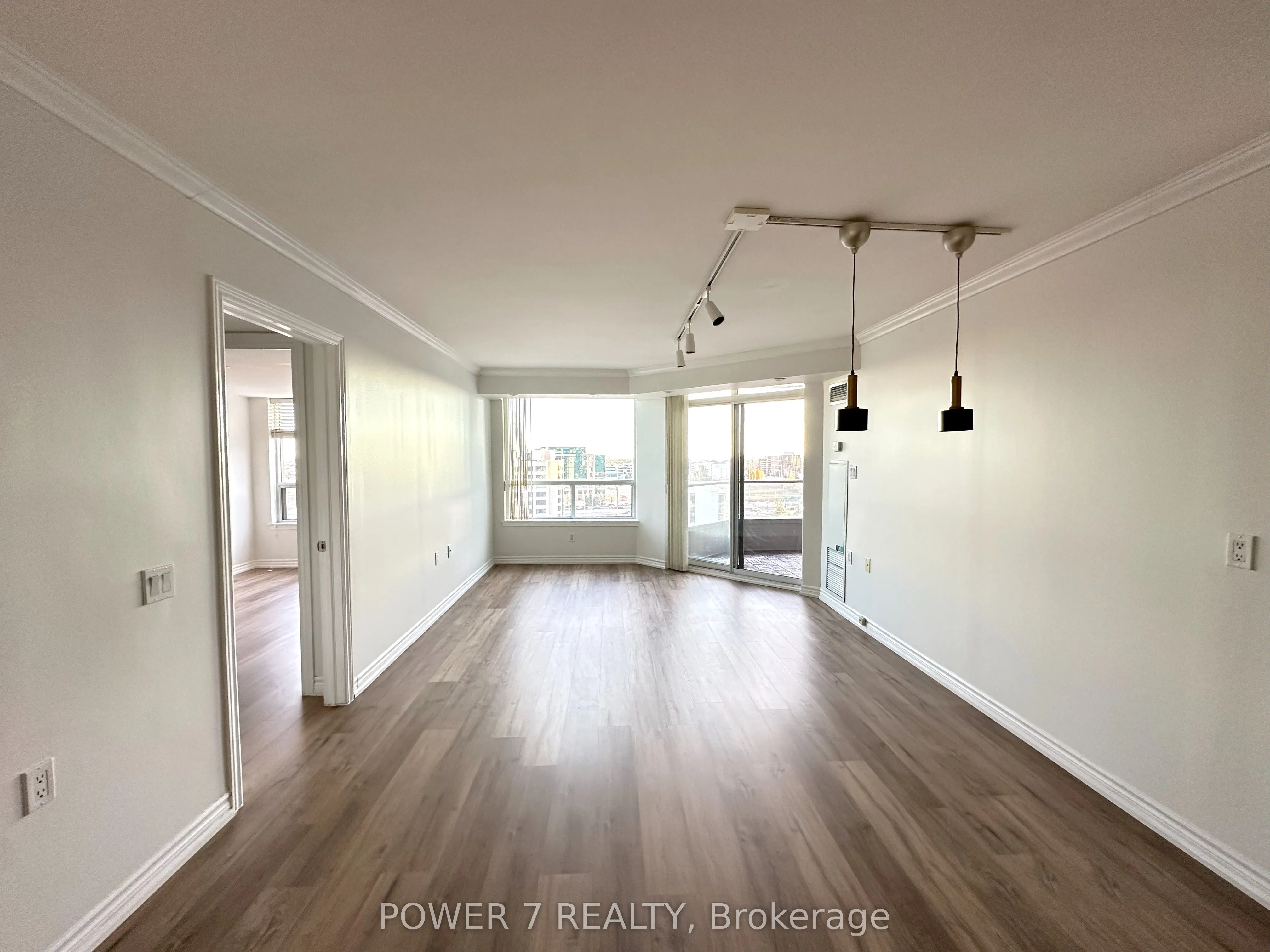 9015 Leslie Street, #LPH18