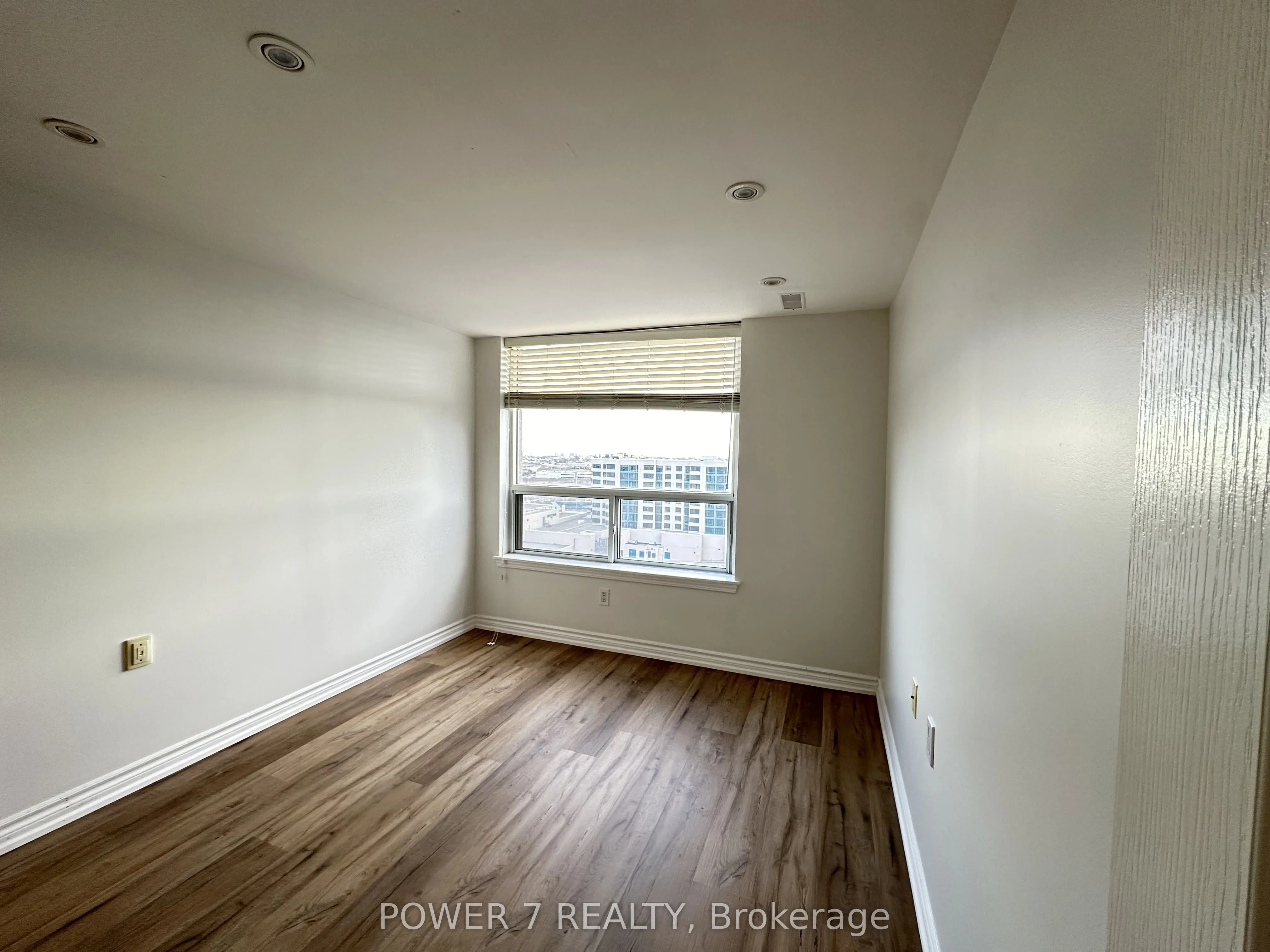 9015 Leslie Street, #LPH18