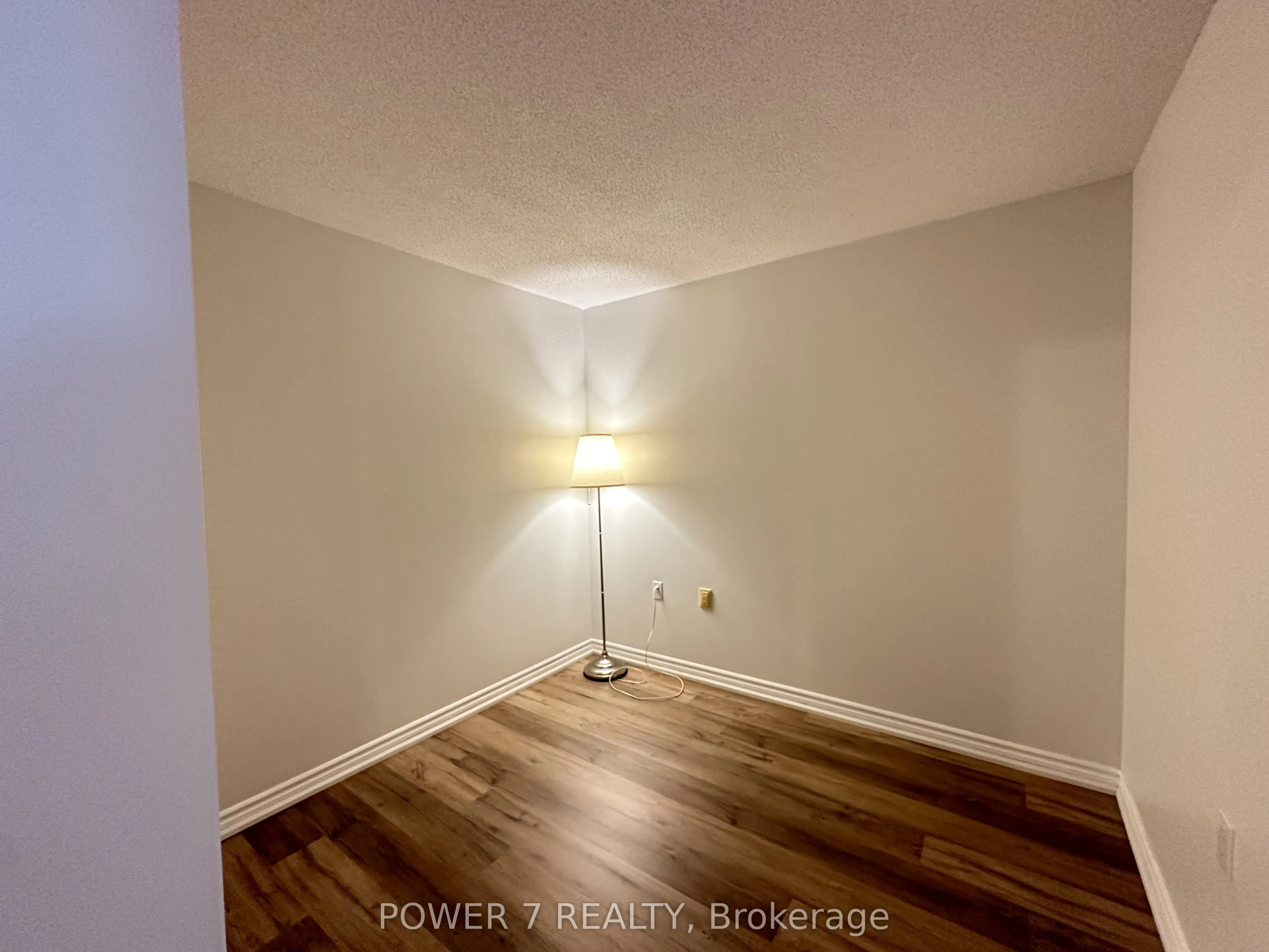 9015 Leslie Street, #LPH18