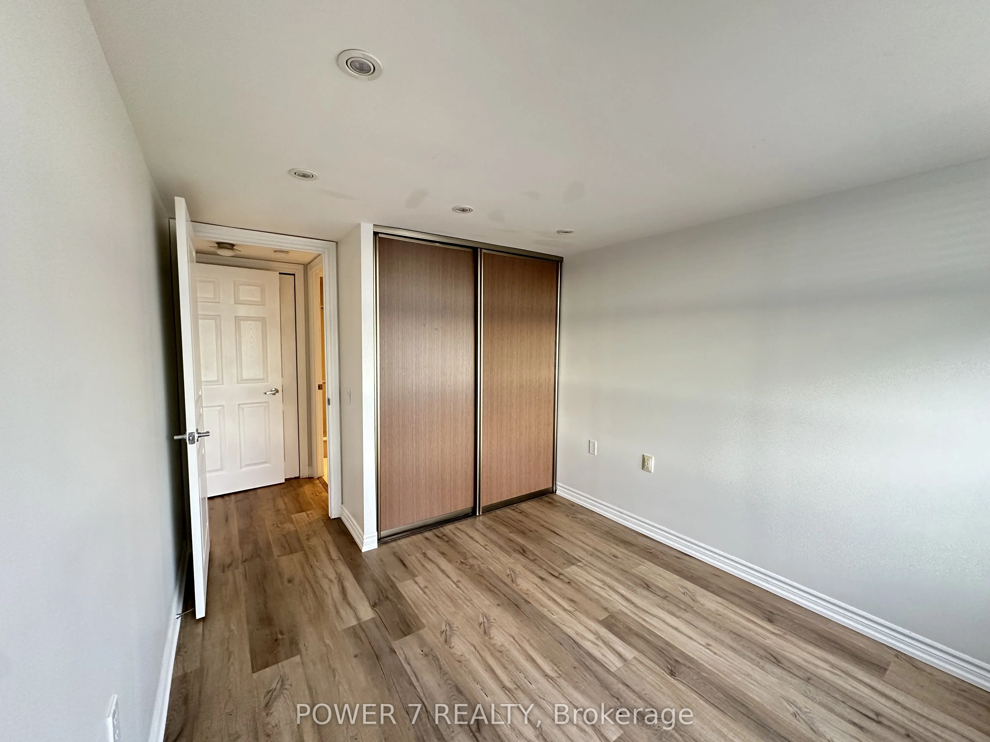 9015 Leslie Street, #LPH18