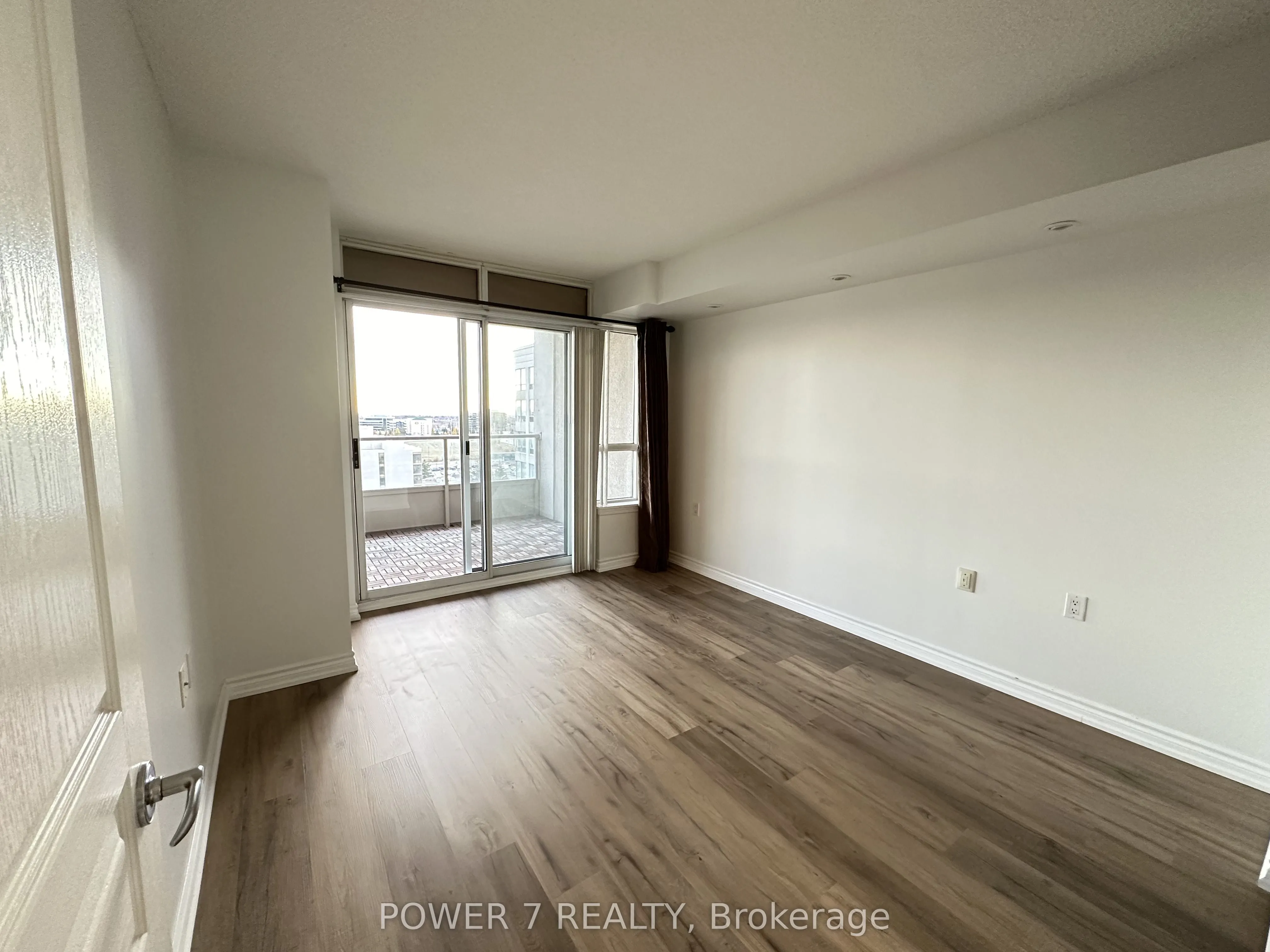 9015 Leslie Street, #LPH18