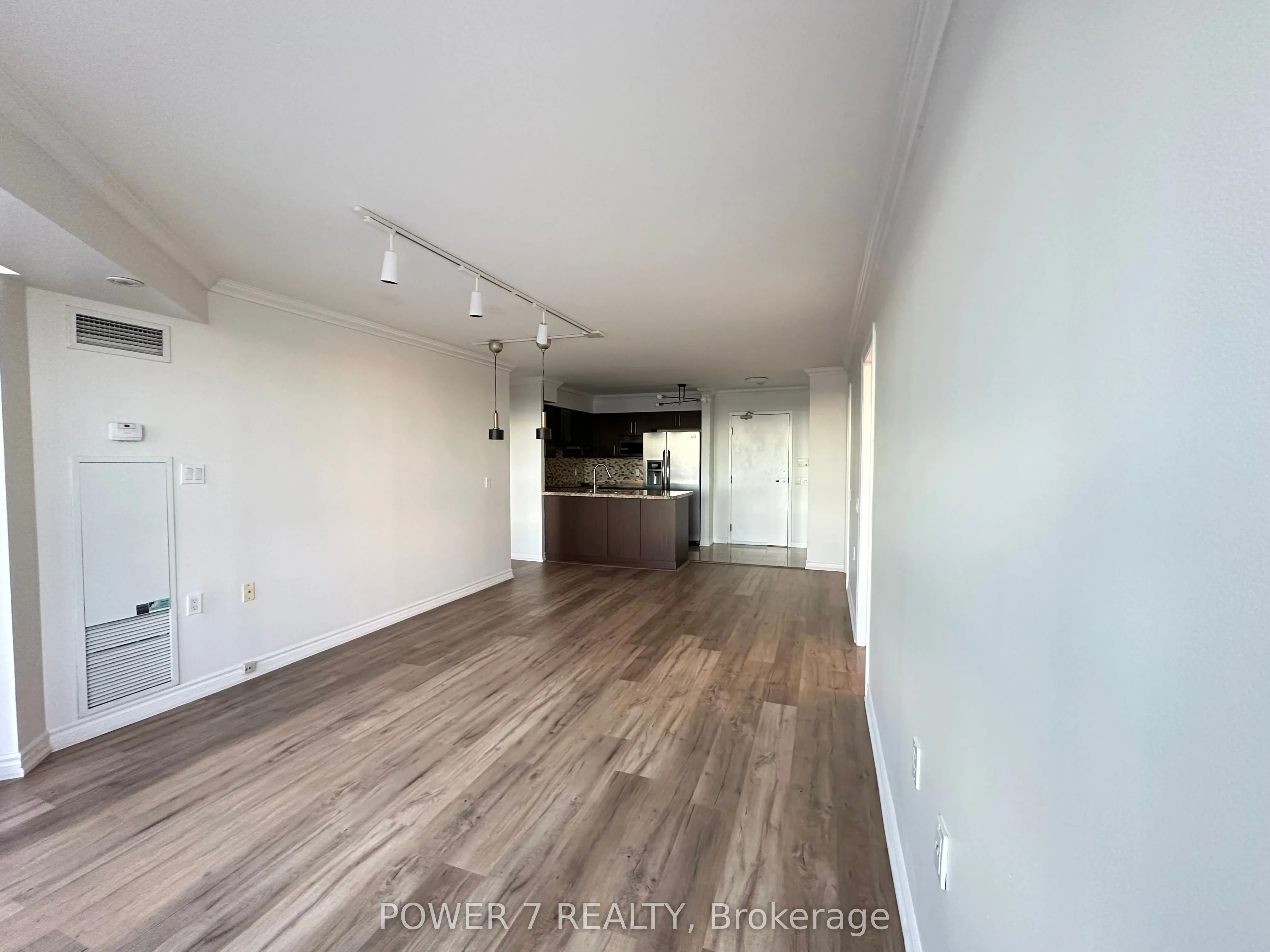 9015 Leslie Street, #LPH18