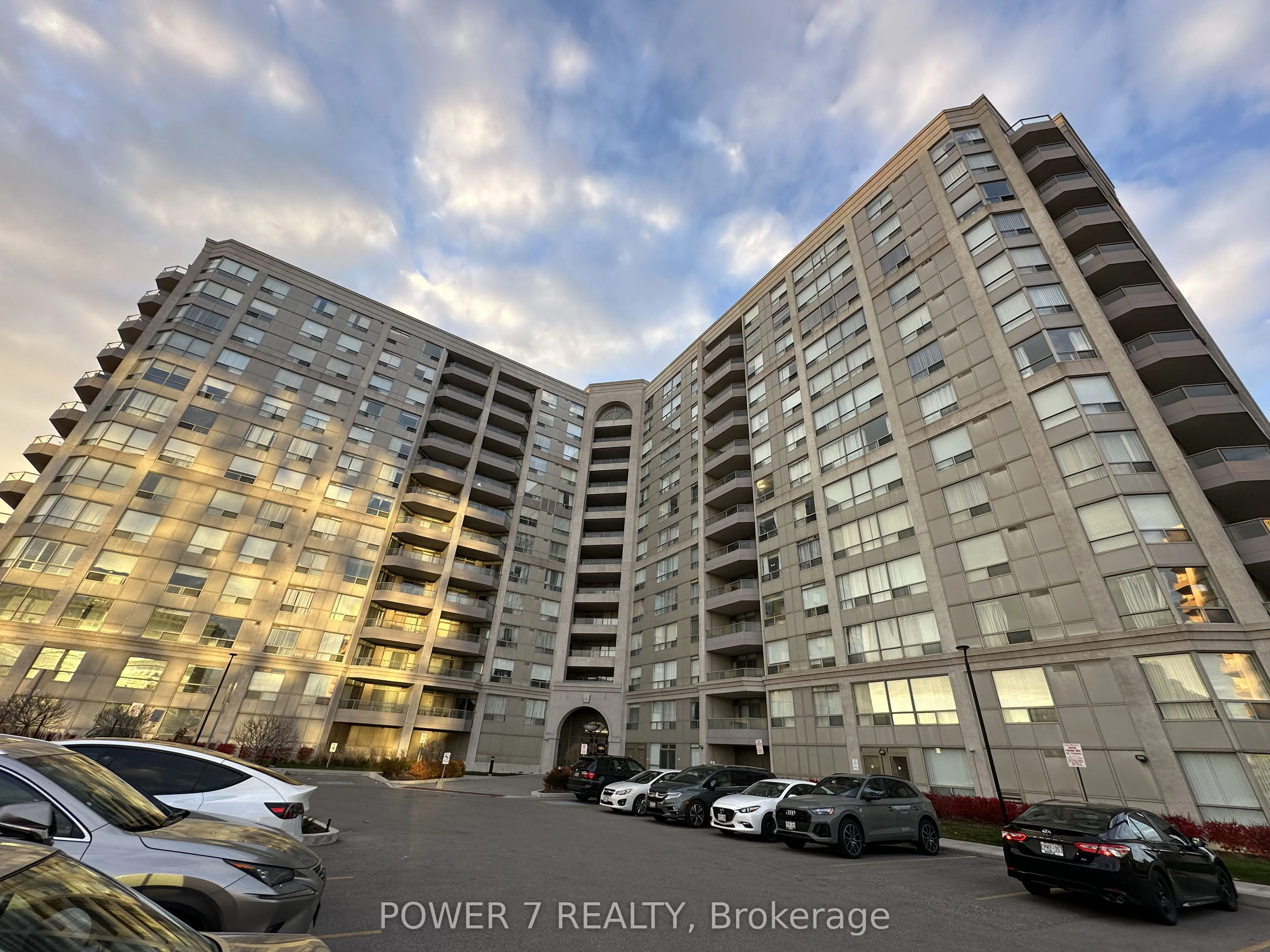 9015 Leslie Street, #LPH18