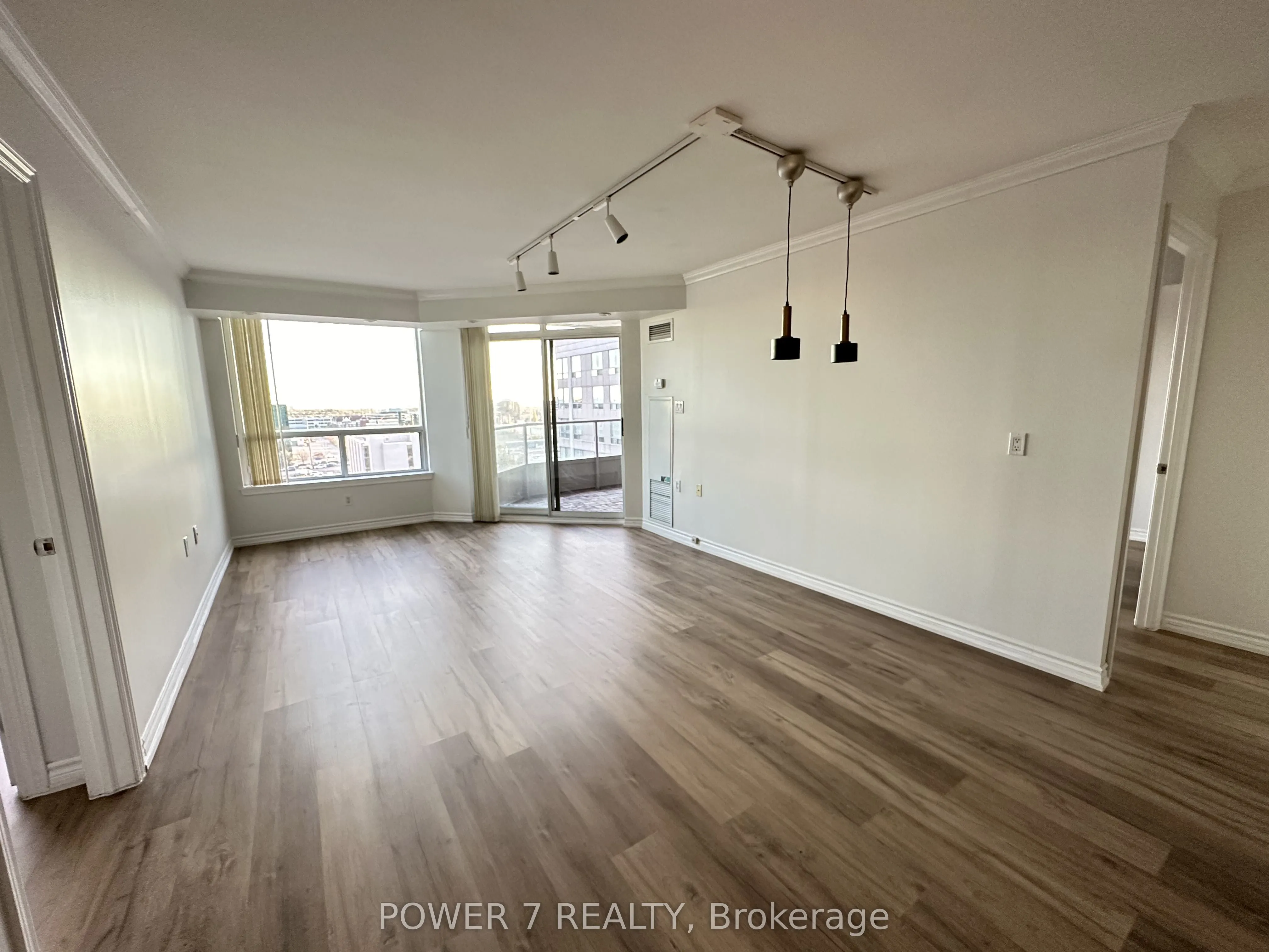 9015 Leslie Street, #LPH18