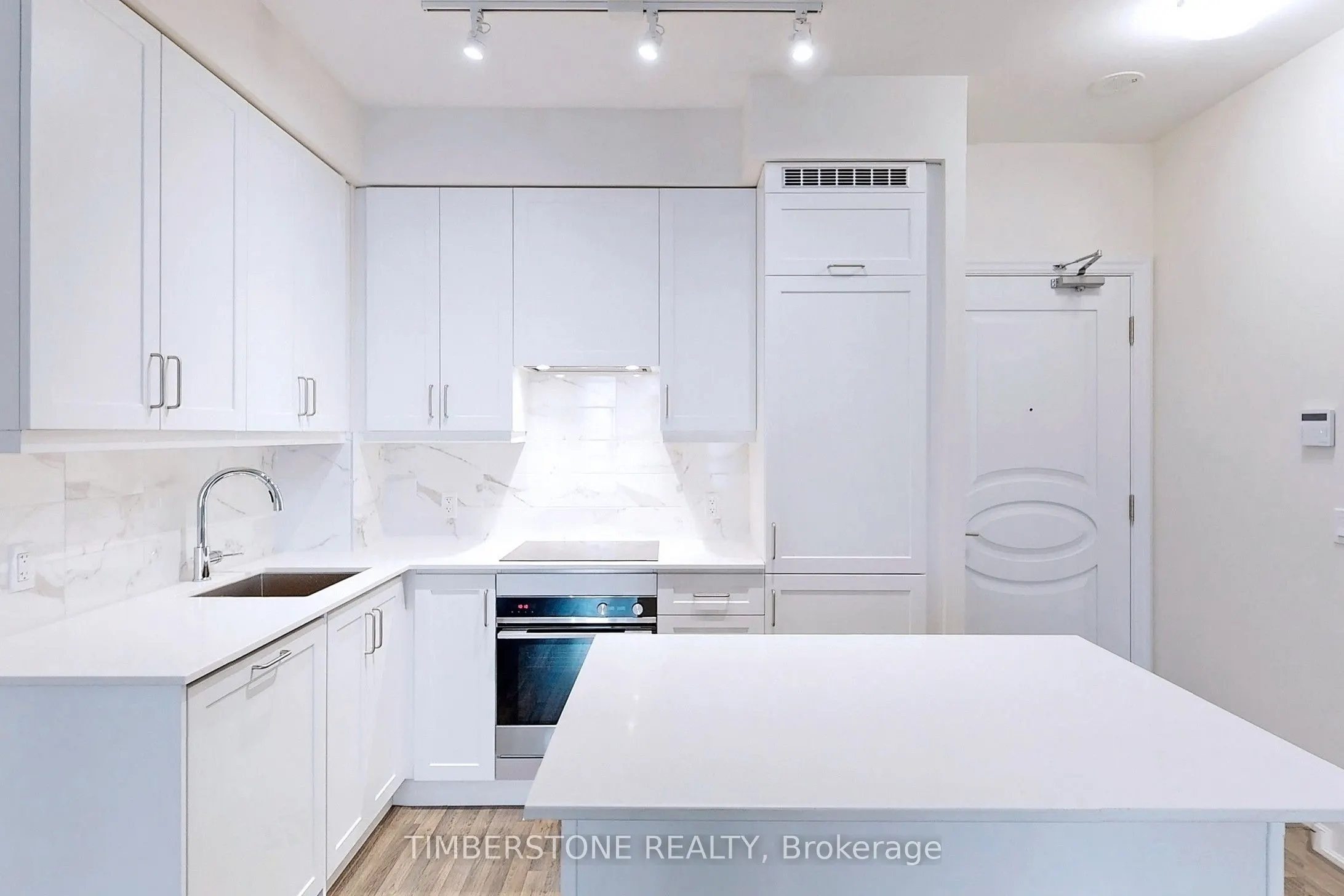 9075 Jane Street, #220
