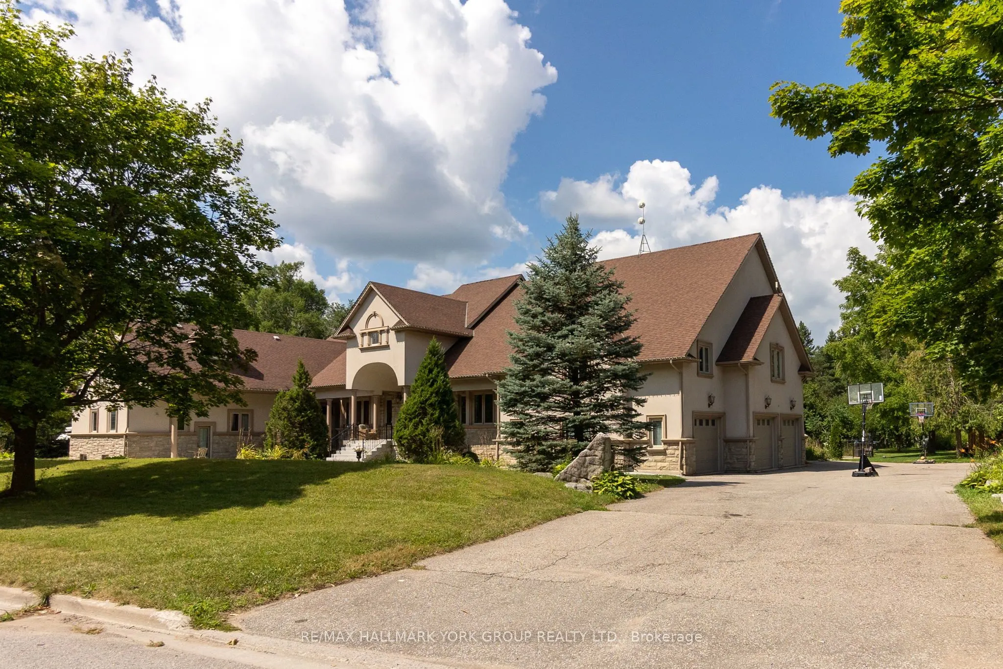 2 Kingswood Drive