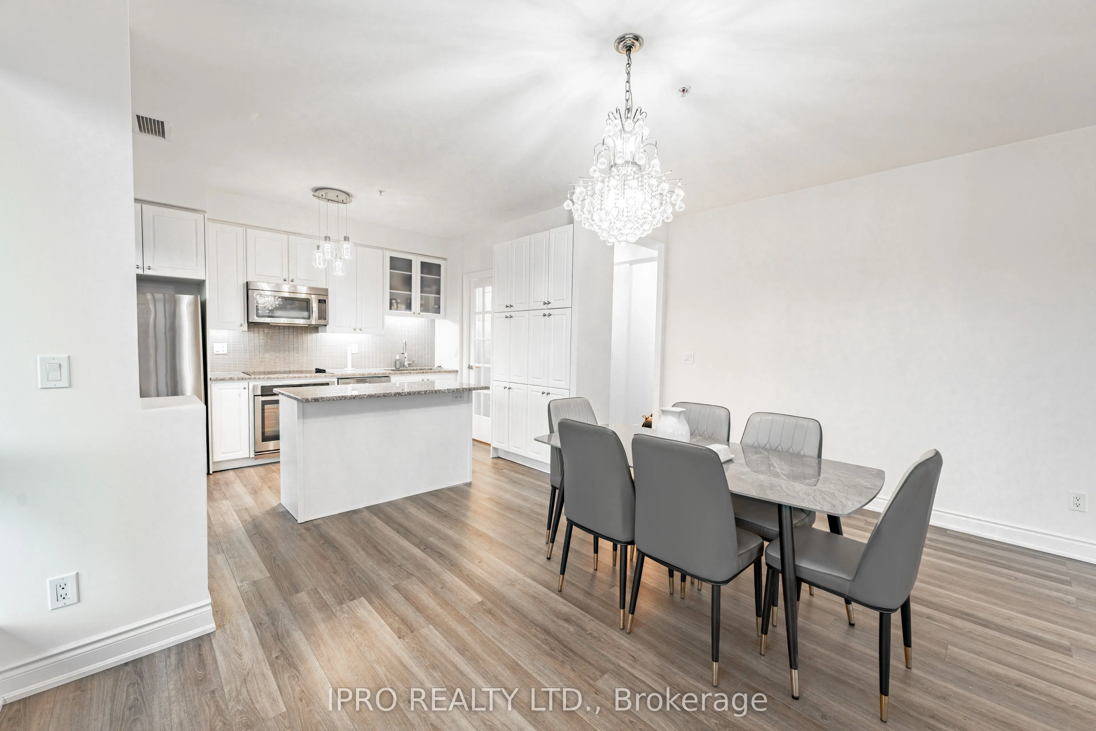 9088 Yonge Street, #205