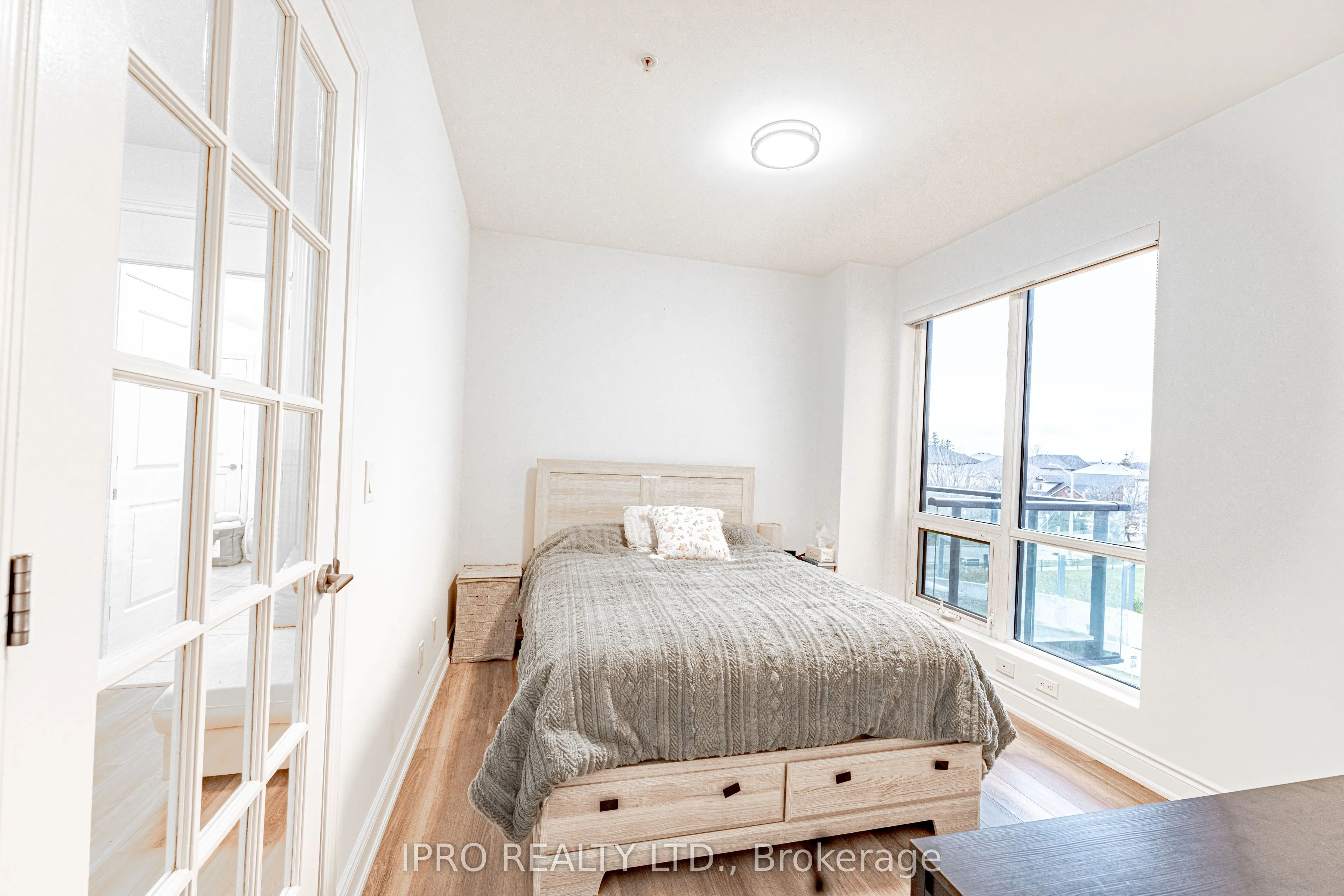 9088 Yonge Street, #205