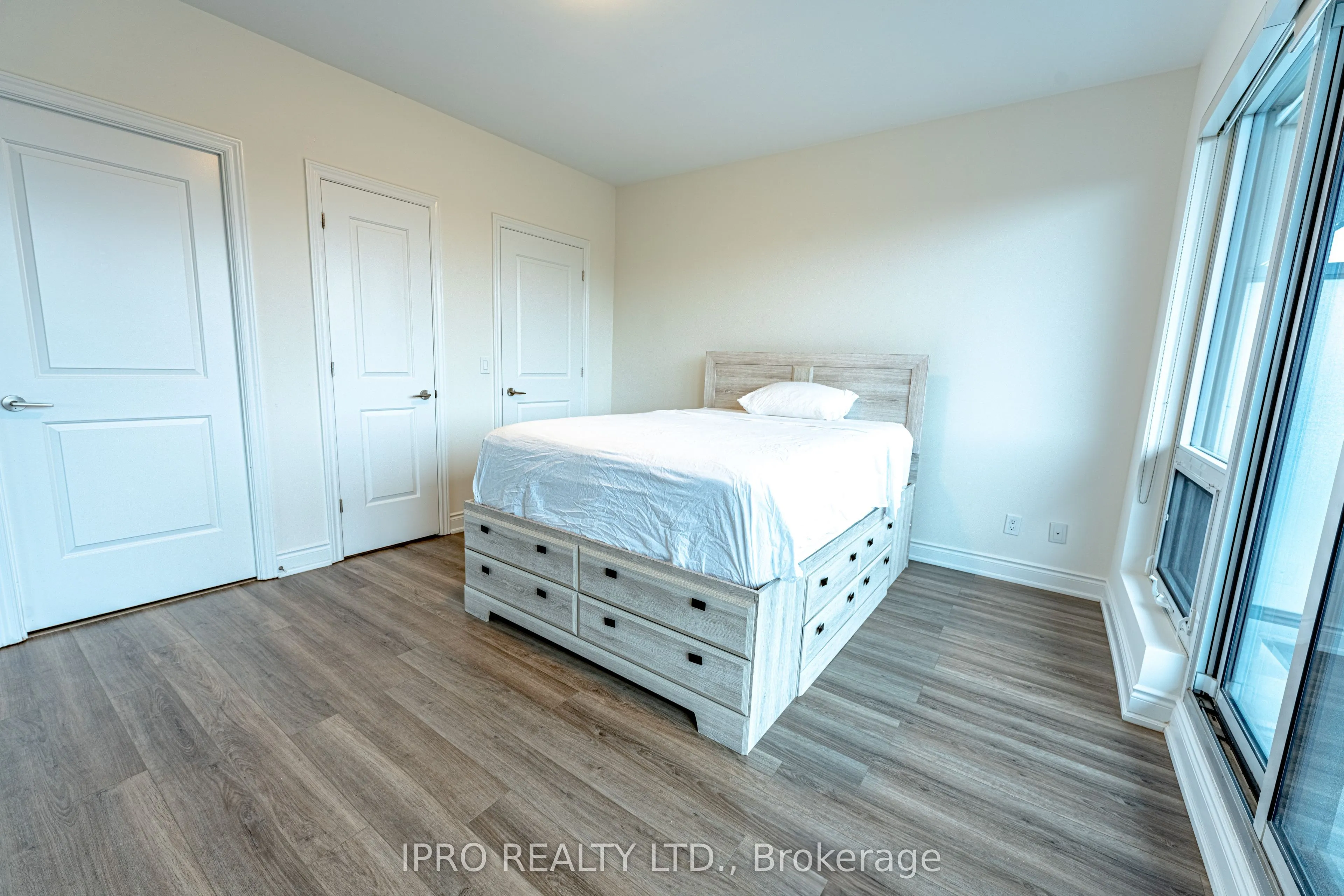 9088 Yonge Street, #205