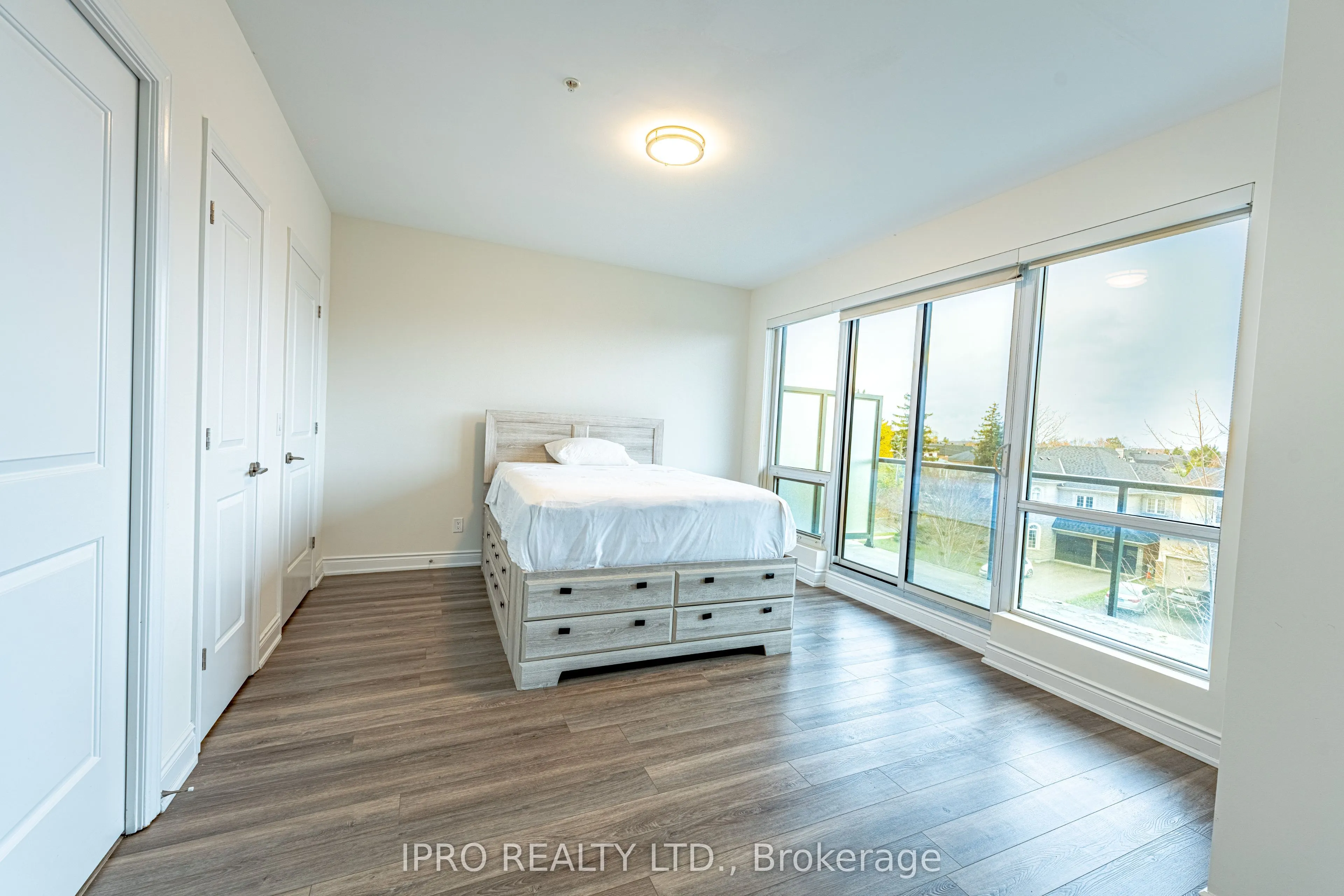 9088 Yonge Street, #205
