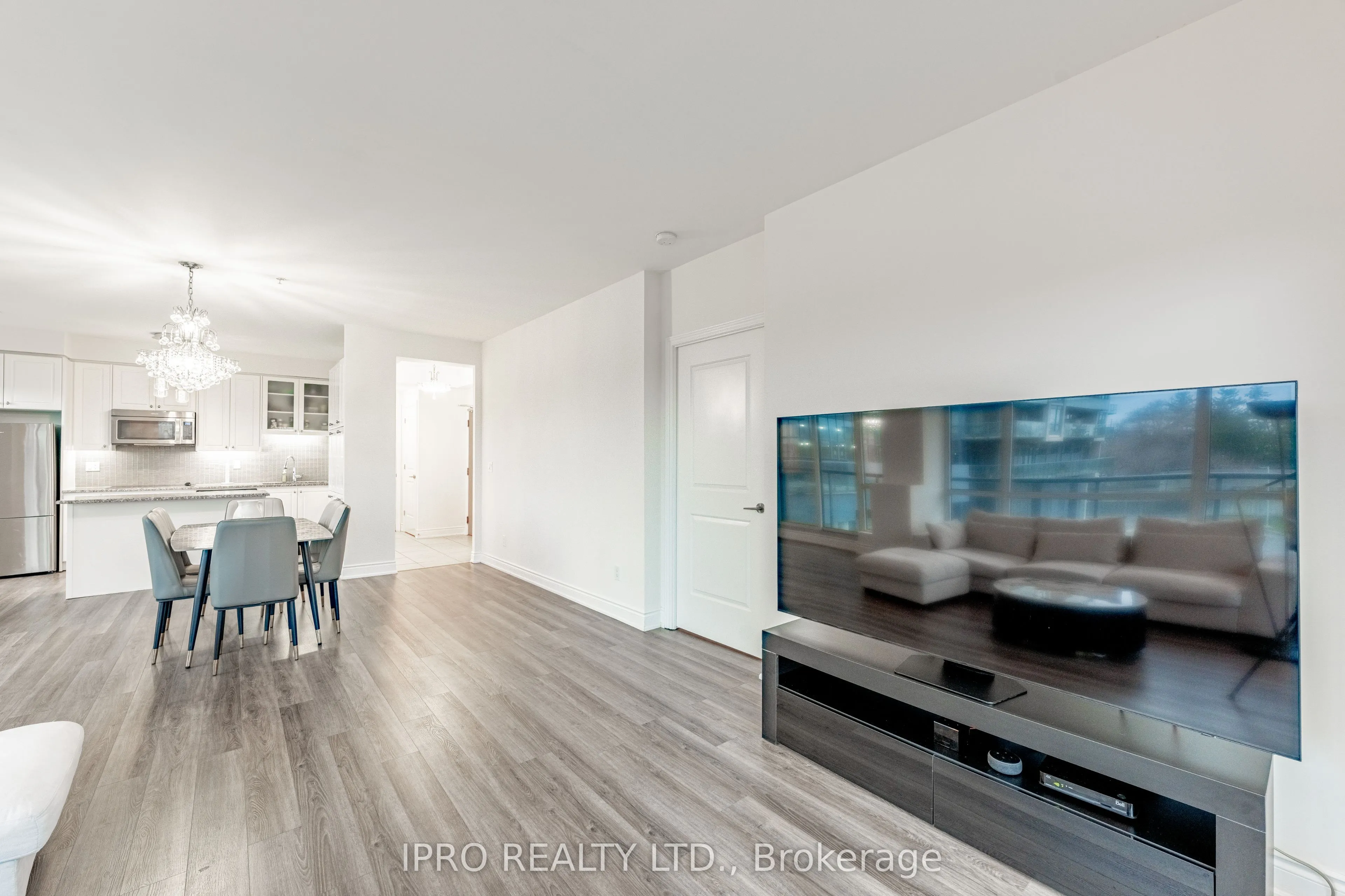 9088 Yonge Street, #205