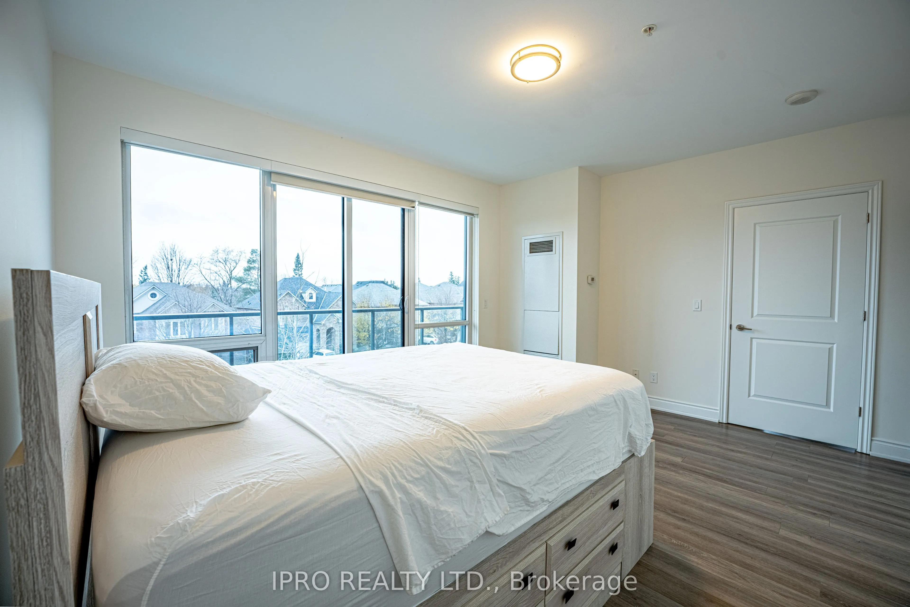 9088 Yonge Street, #205
