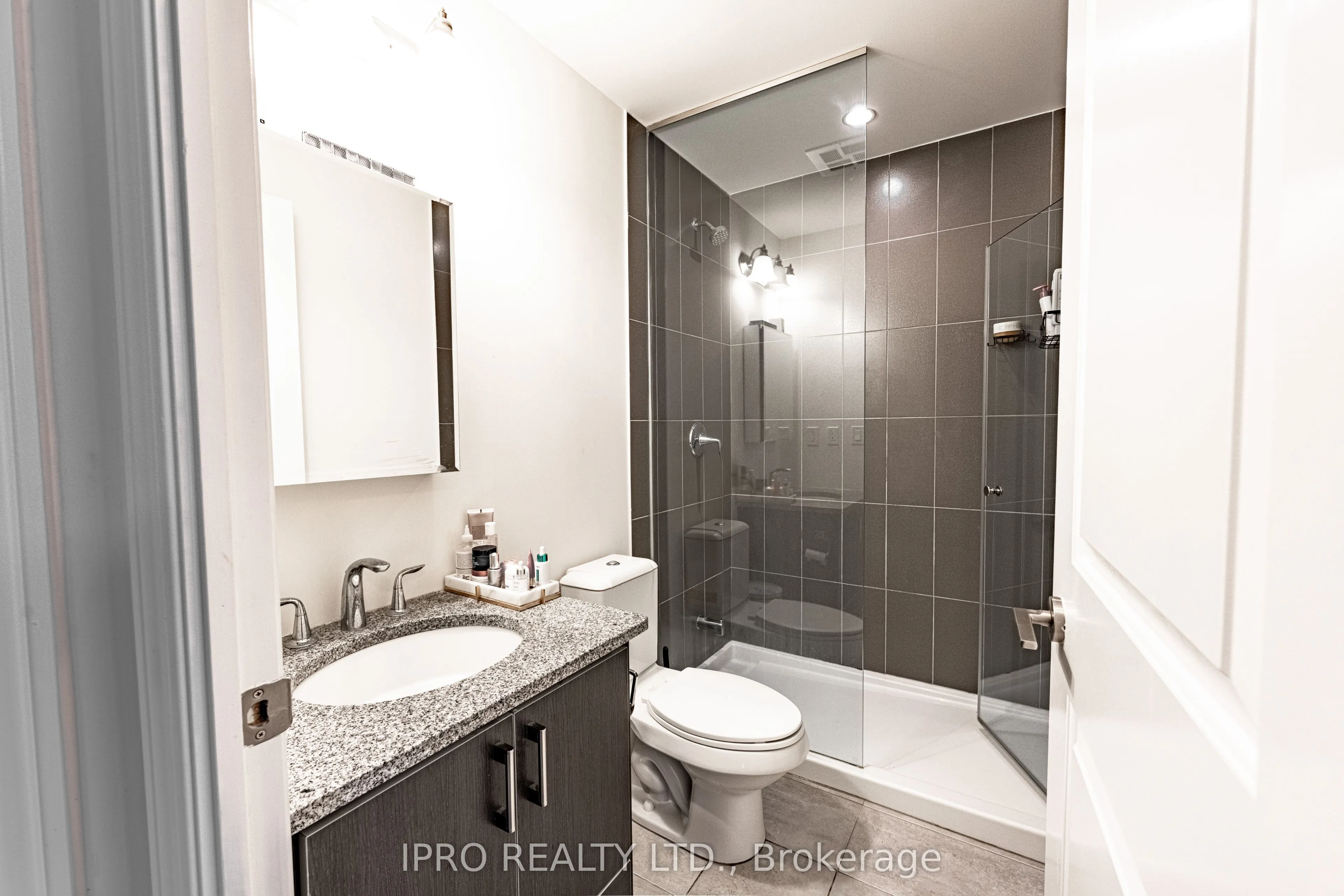 9088 Yonge Street, #205
