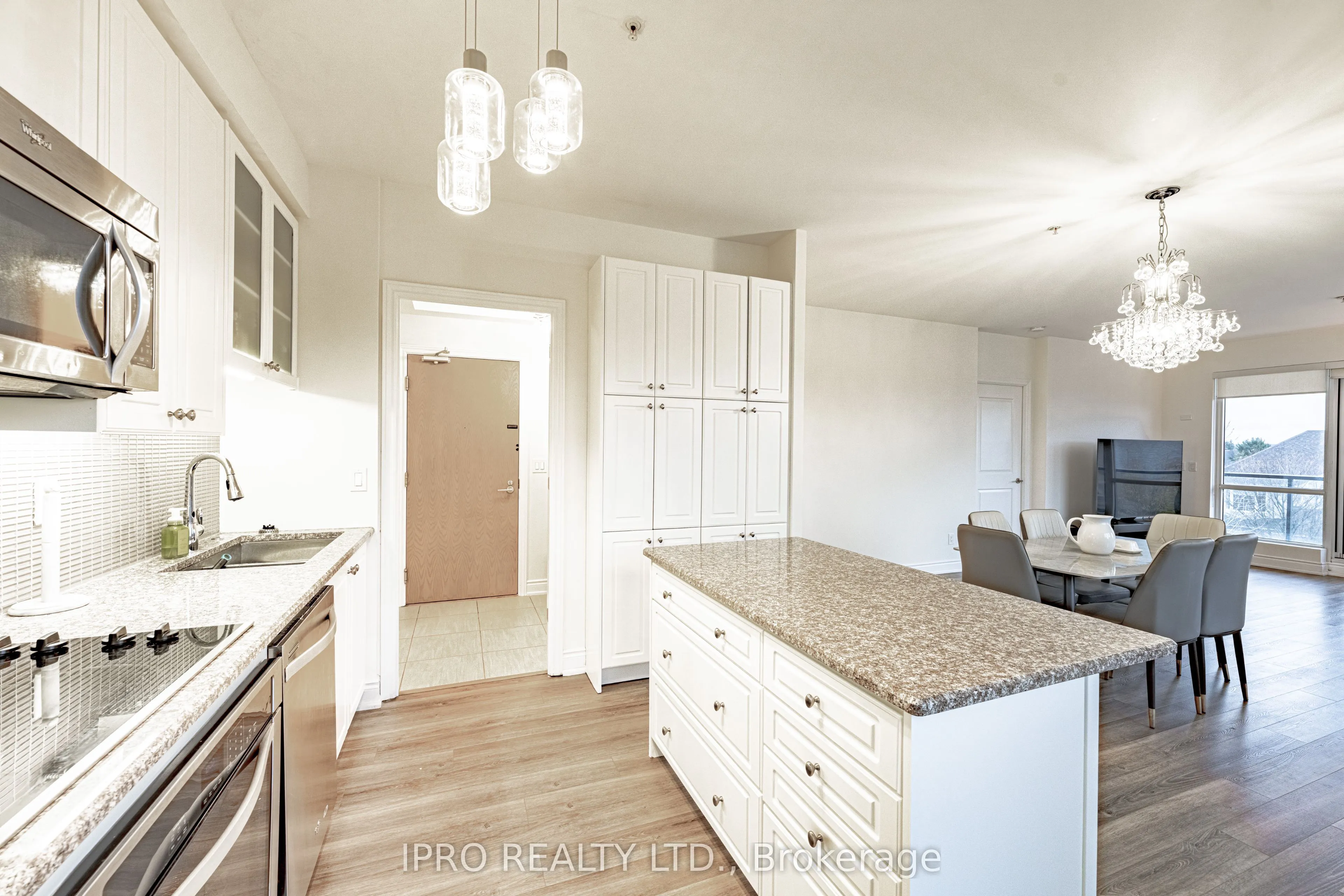 9088 Yonge Street, #205
