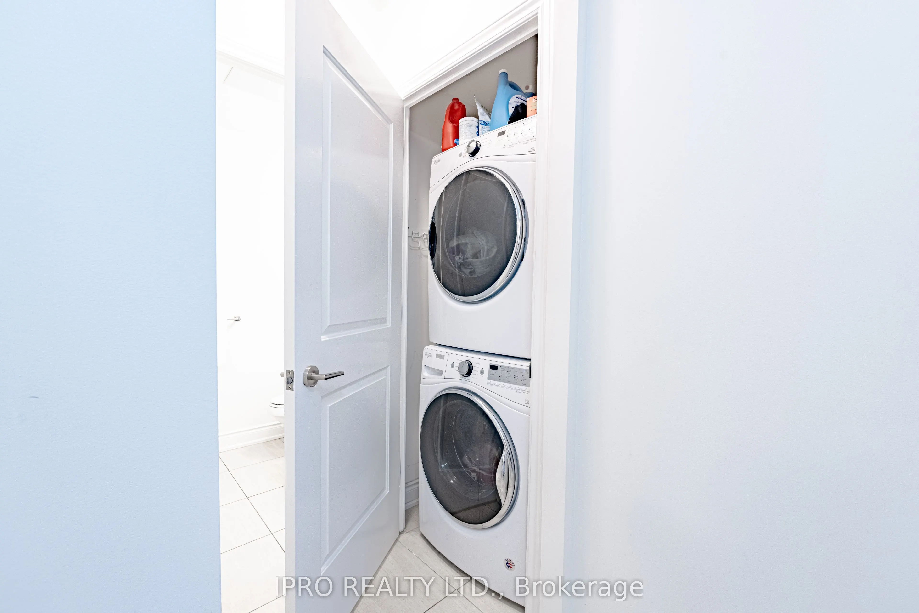 9088 Yonge Street, #205