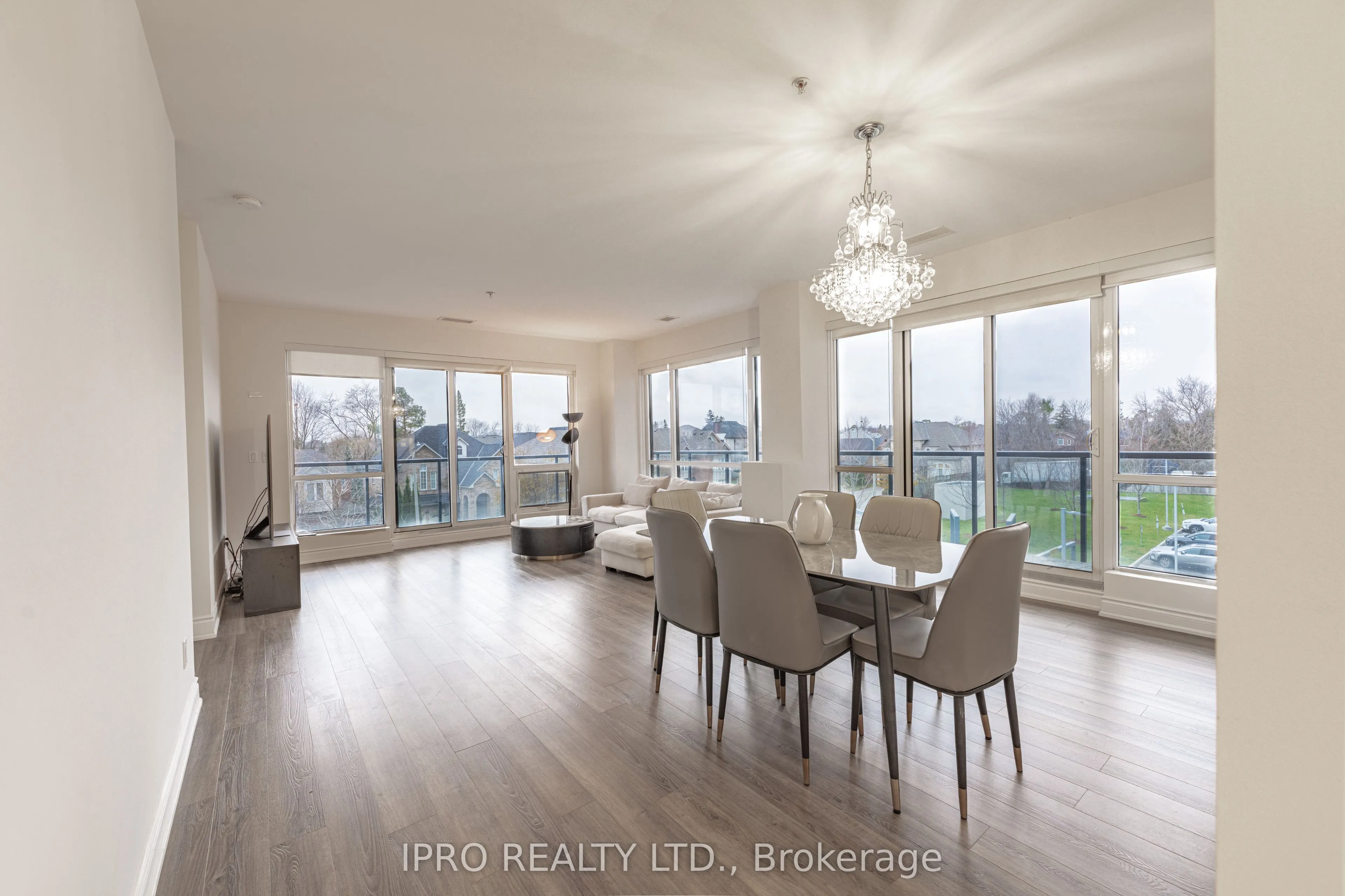 9088 Yonge Street, #205