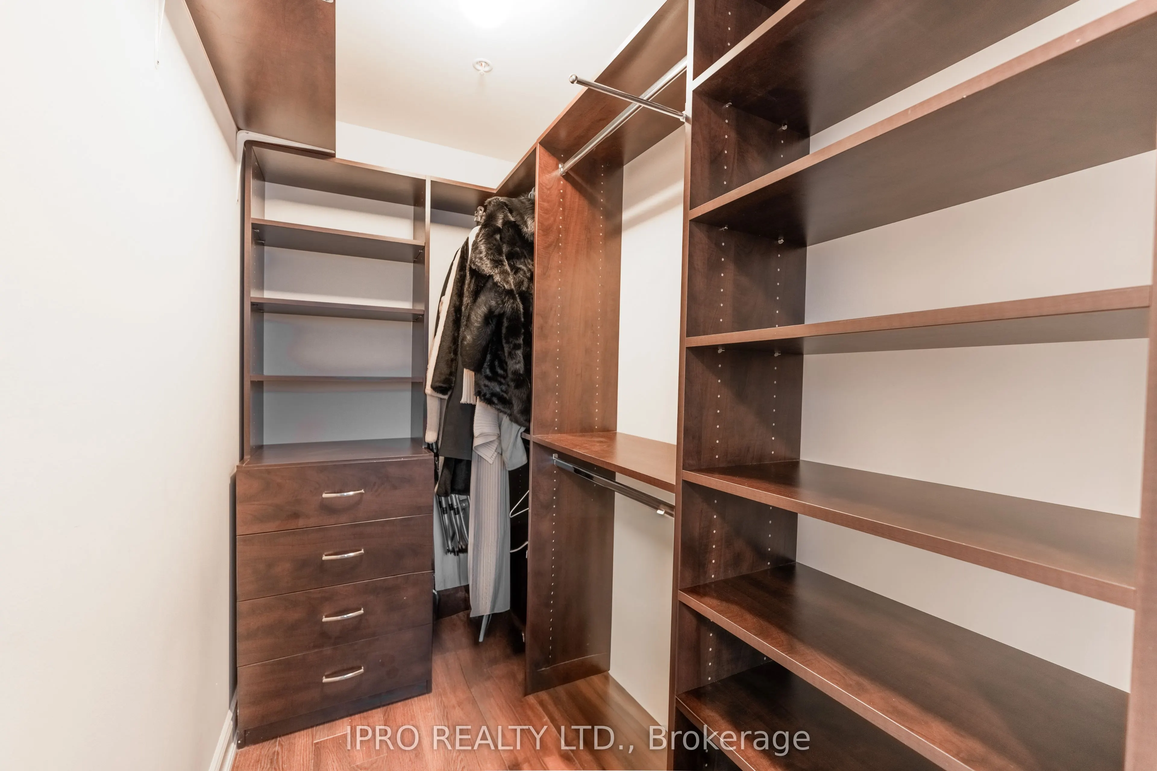 9088 Yonge Street, #205