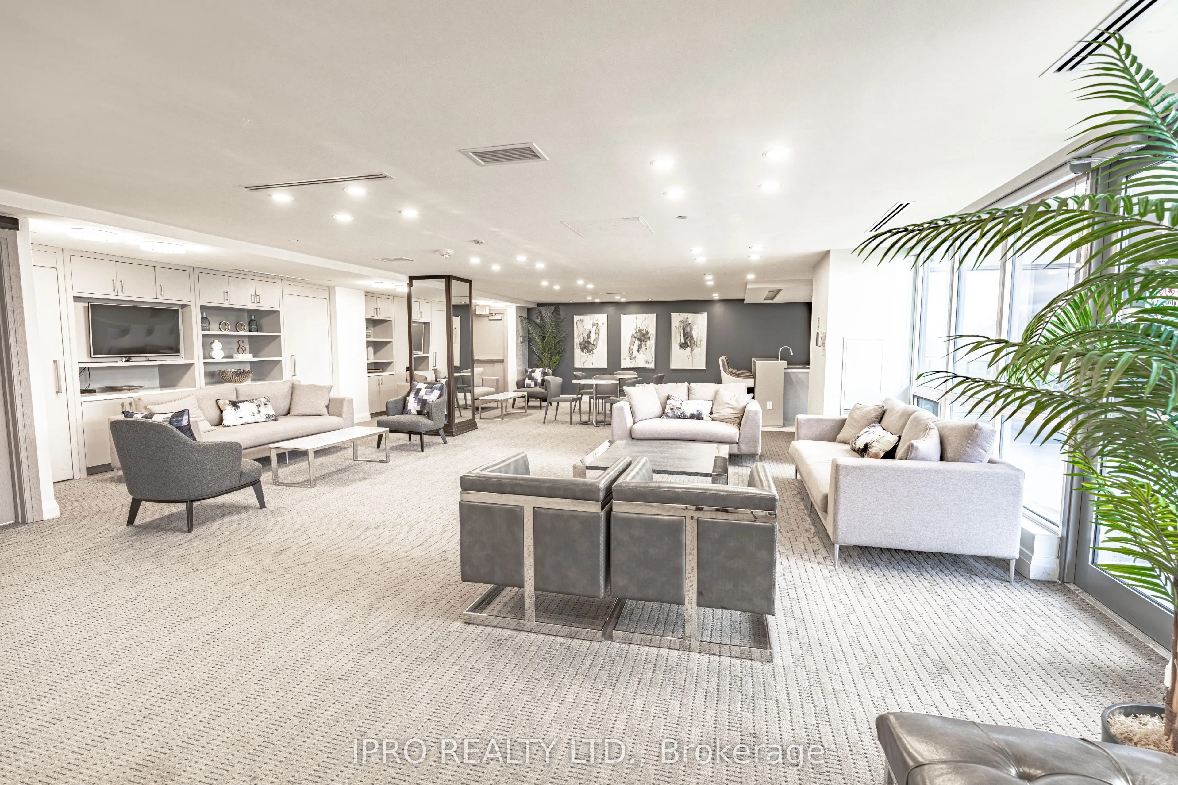 9088 Yonge Street, #205