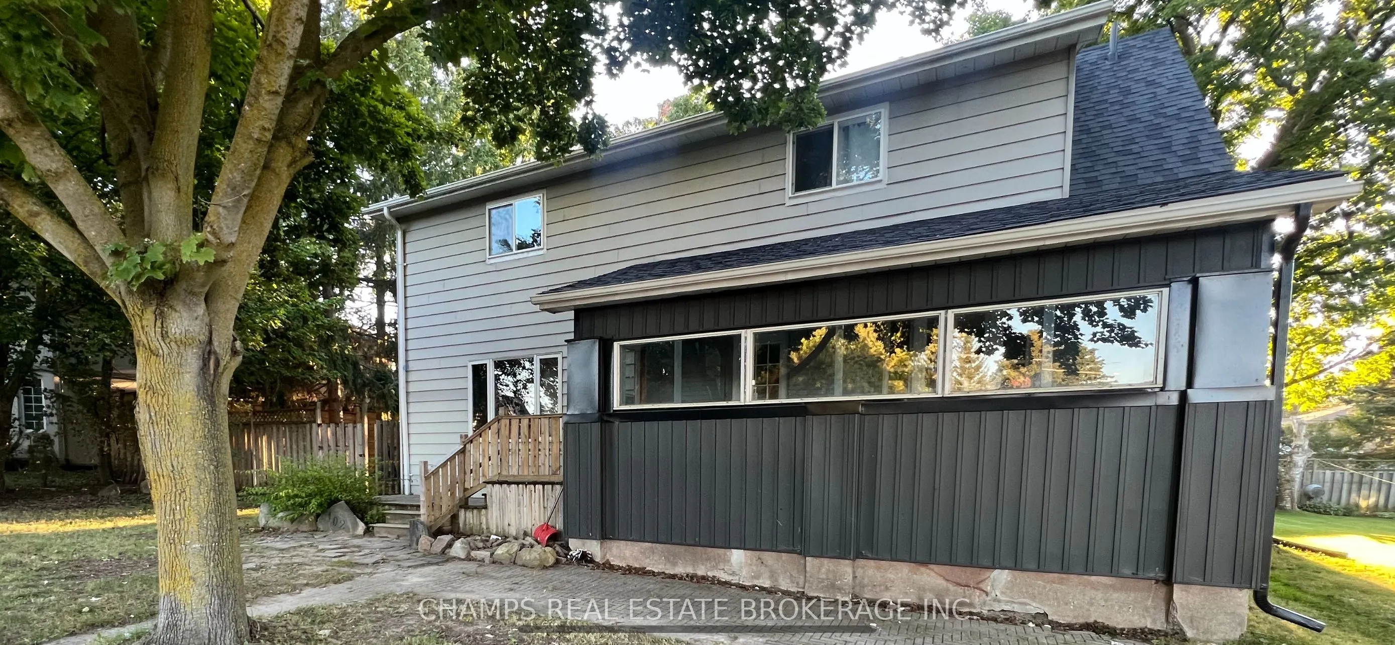 102 Queen Street S
