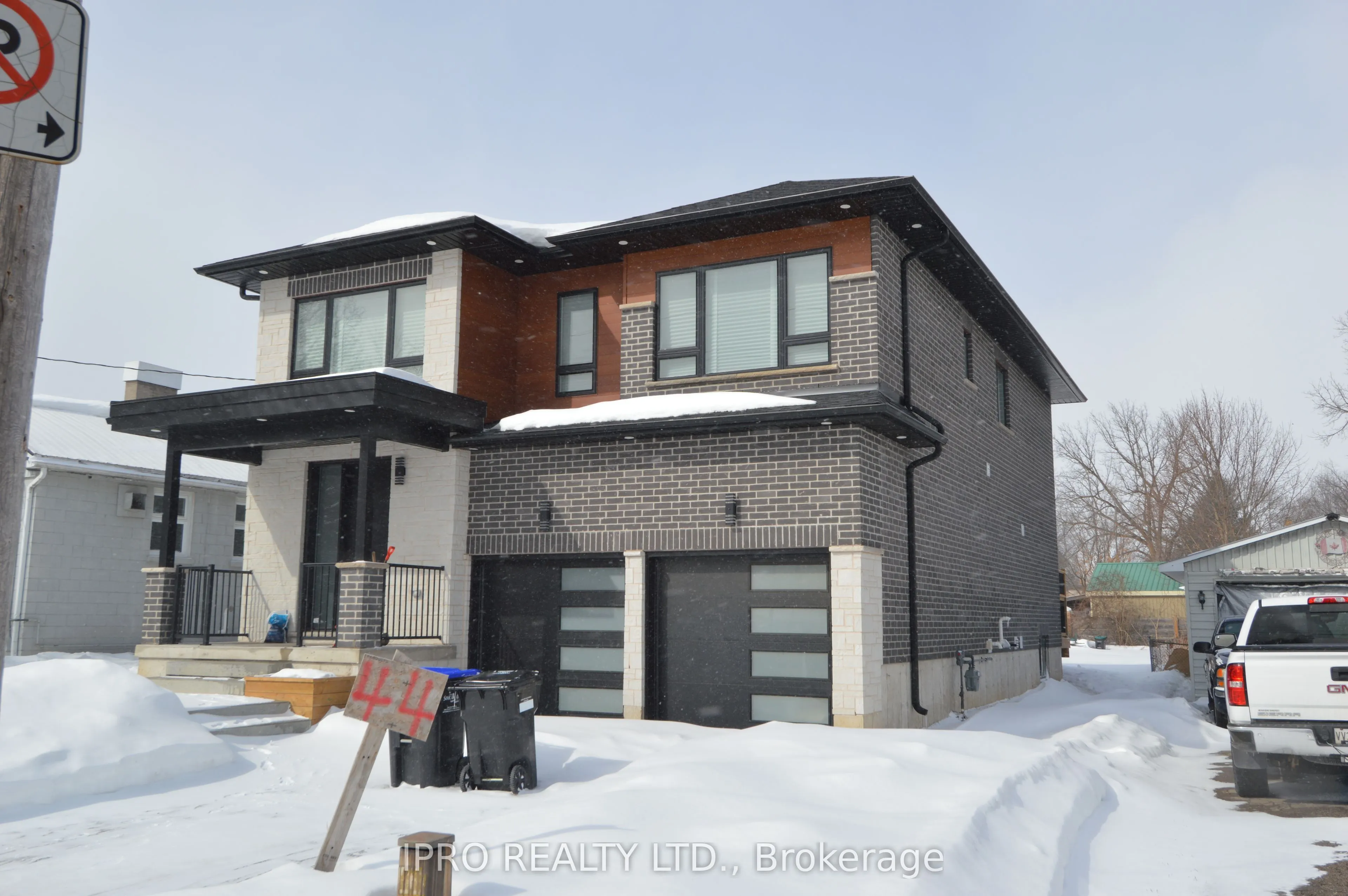 44 Albert Street W