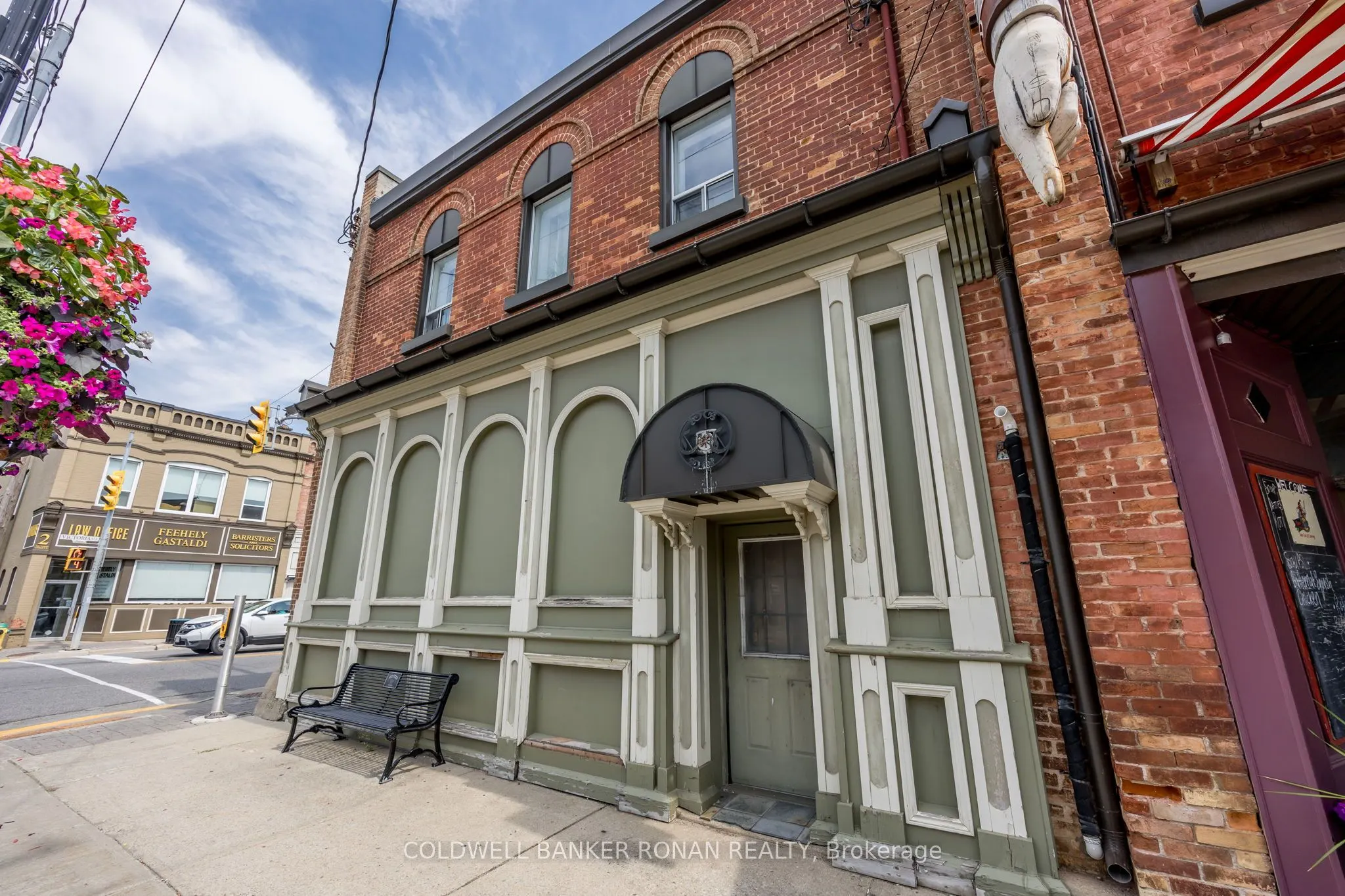 1 Victoria Street E