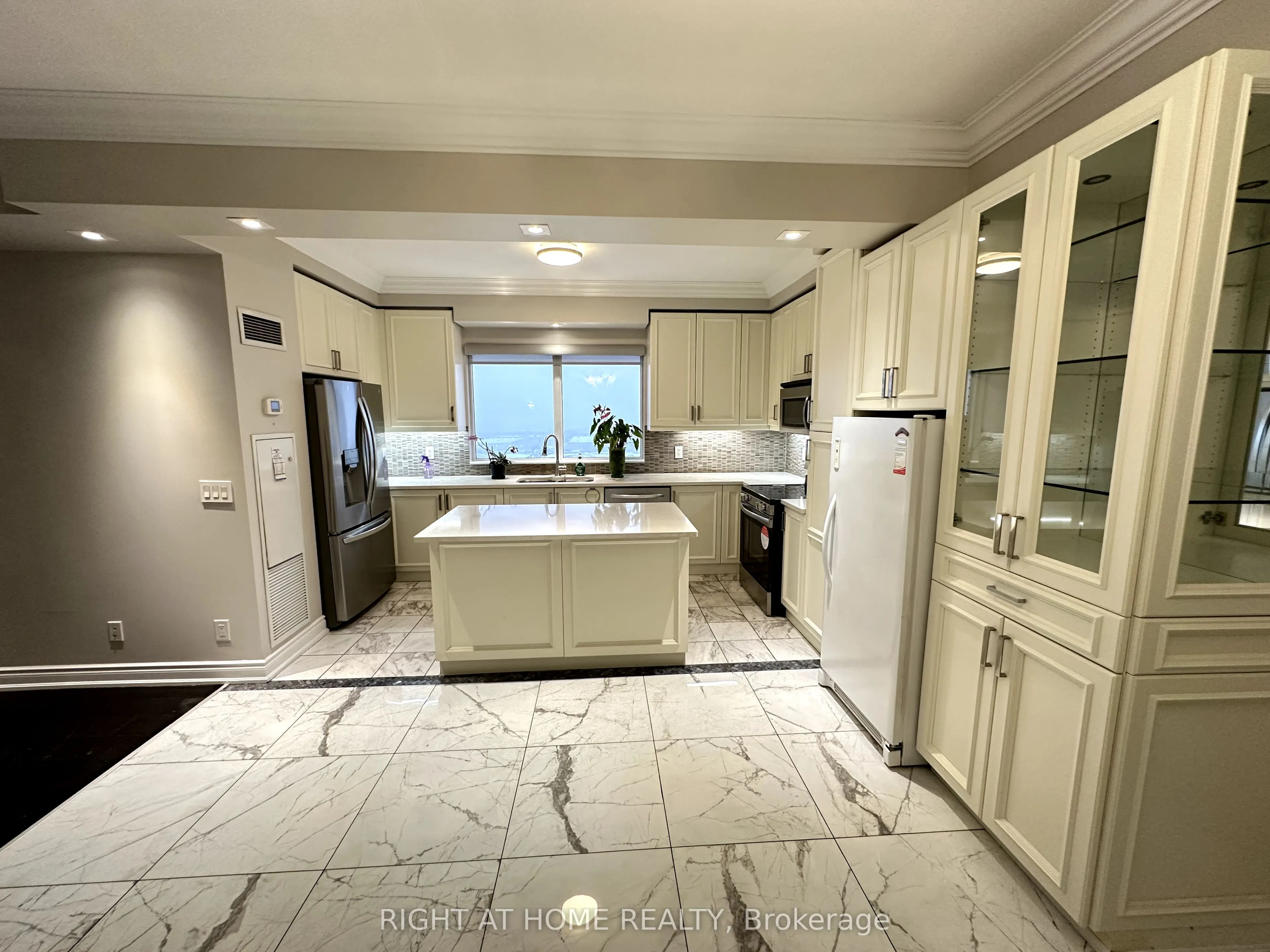 9245 Jane Street, #1604