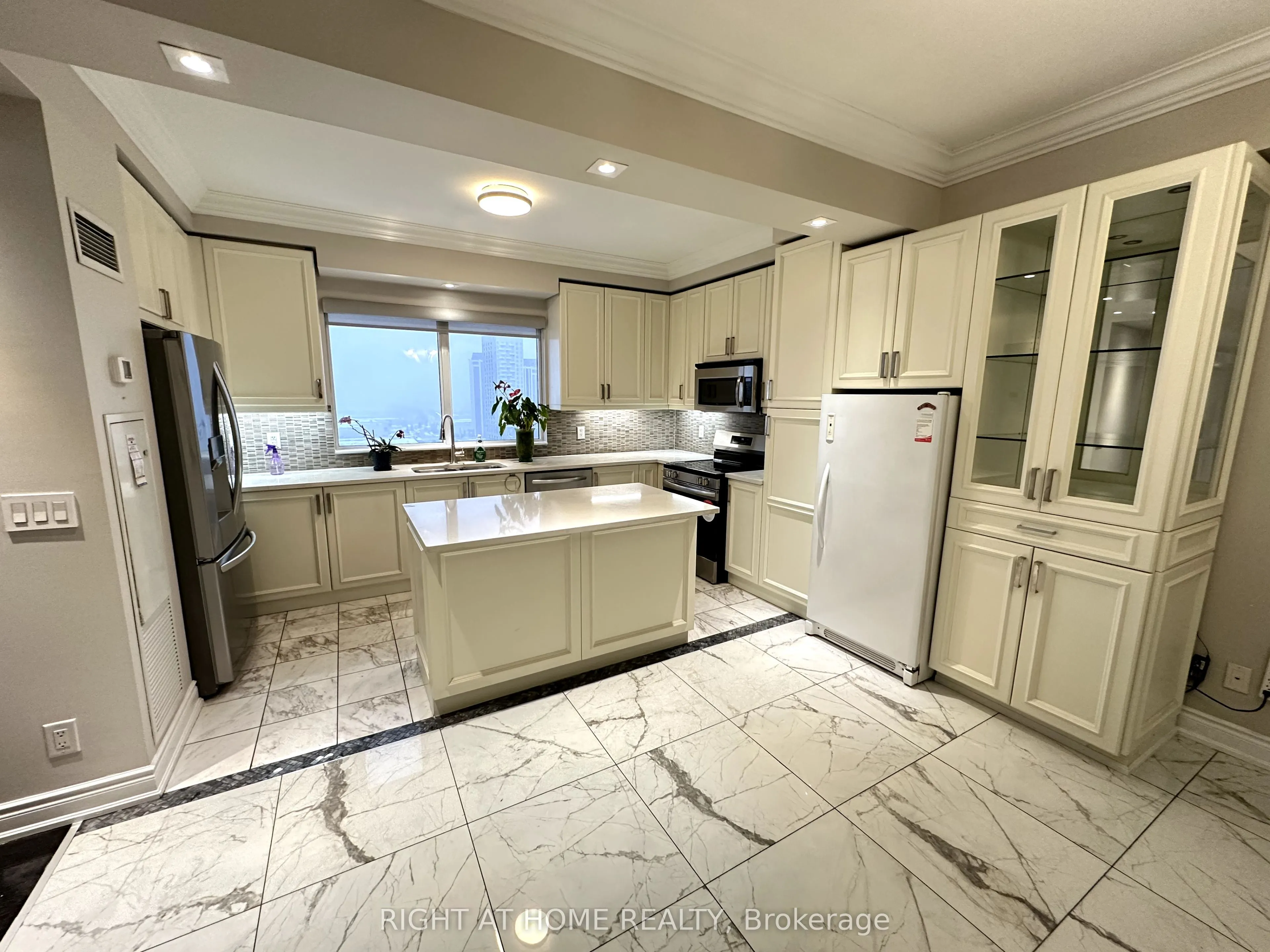 9245 Jane Street, #1604